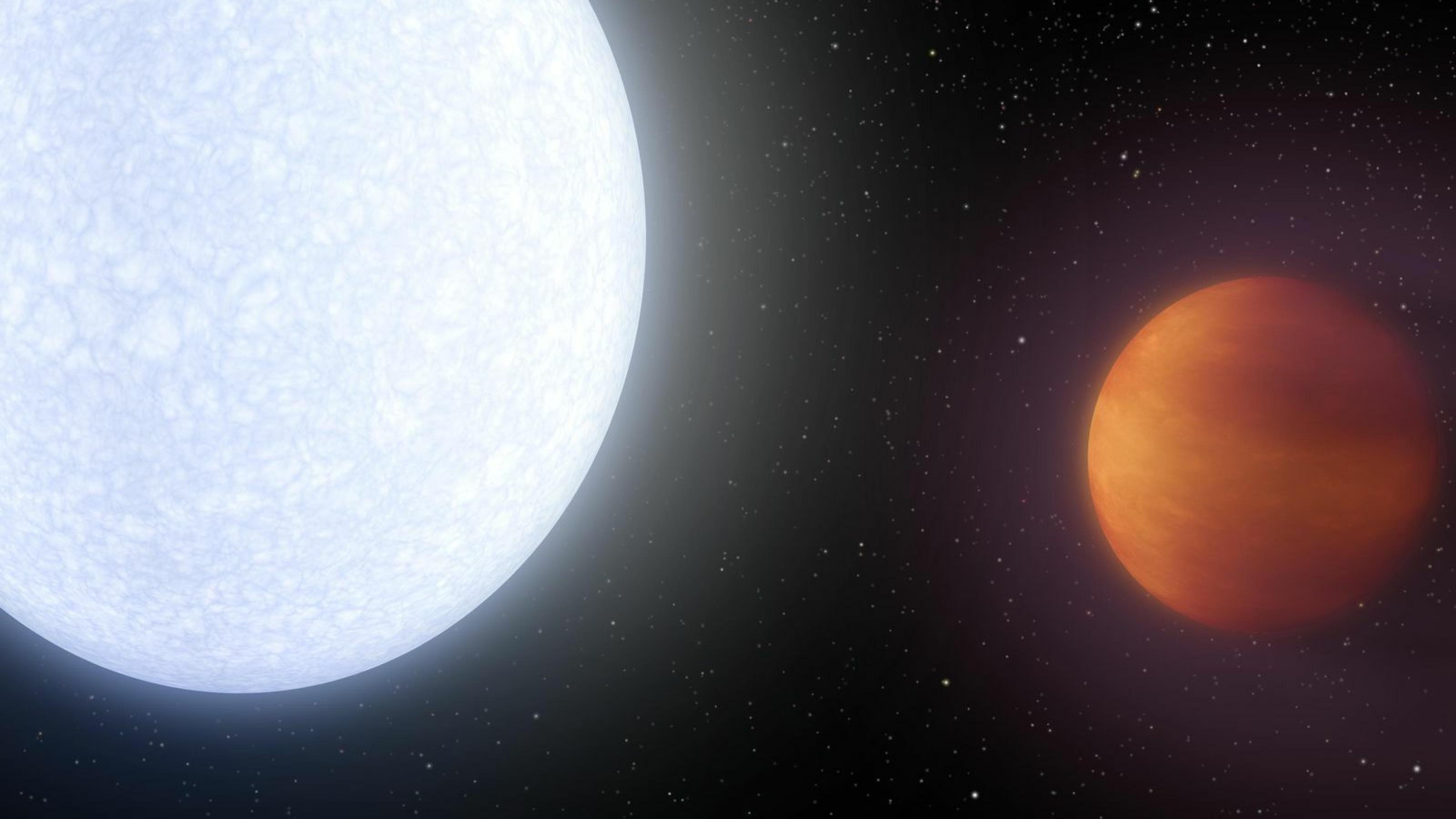 Die künstlerische Darstellung zeigt den Planeten Kelt-9b mit seinem Stern Kelt-9. Der Stern befindet sich links im Bild und leuchtet weiß bis bläulich, der Planet Kelt-9b befindet sich rechts im Bild, ist kleiner als der Stern und leuchtet selbst rötlich.