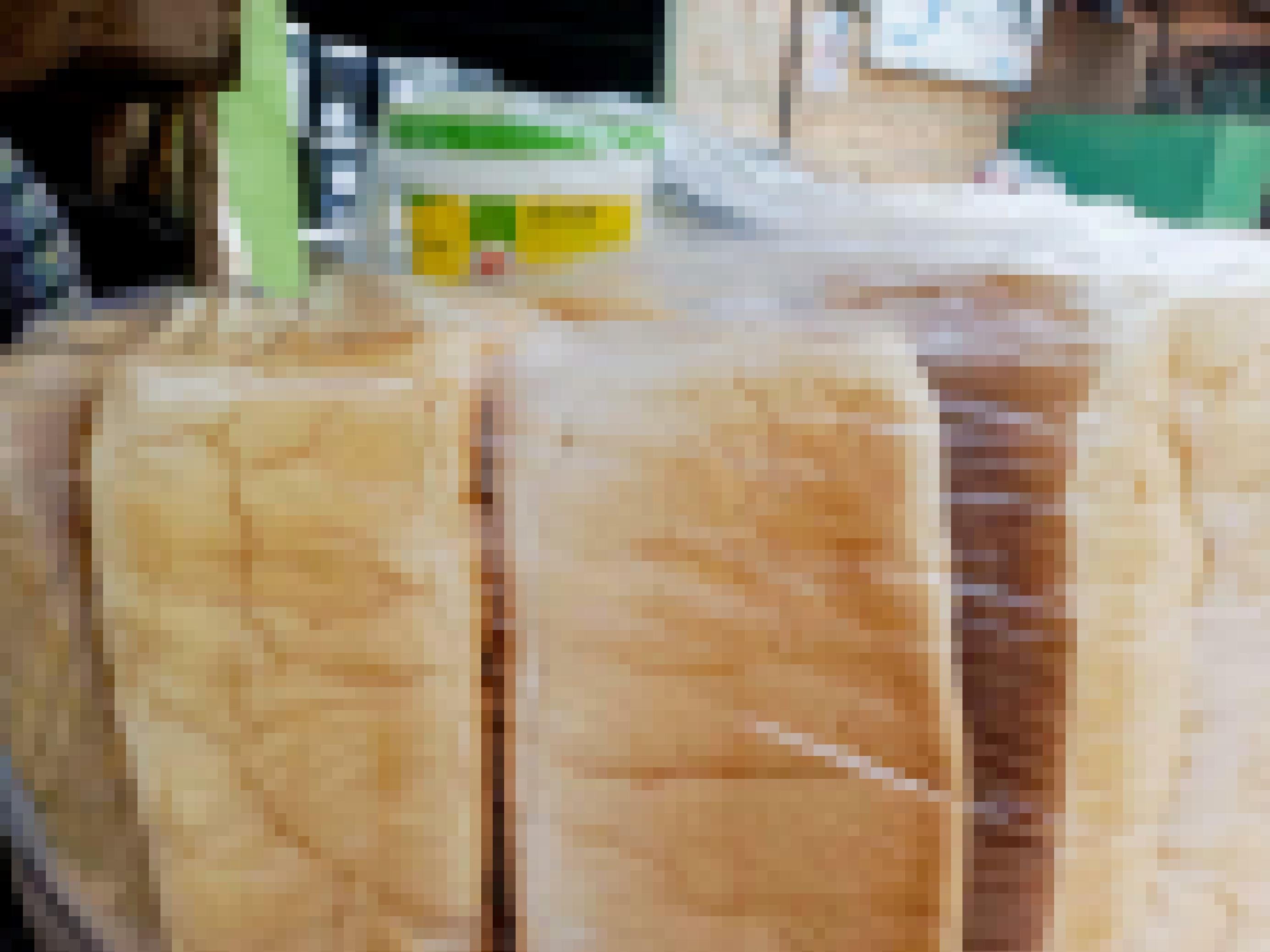 Laibe des beliebten „Agege-Brotes“ werden in einer Straße in Lagos, Nigeria, ausgestellt. Die Kunden können es mit Butter, Margarine, Mayonnaise oder sogar mit Bohnen und Kochbananen essen.