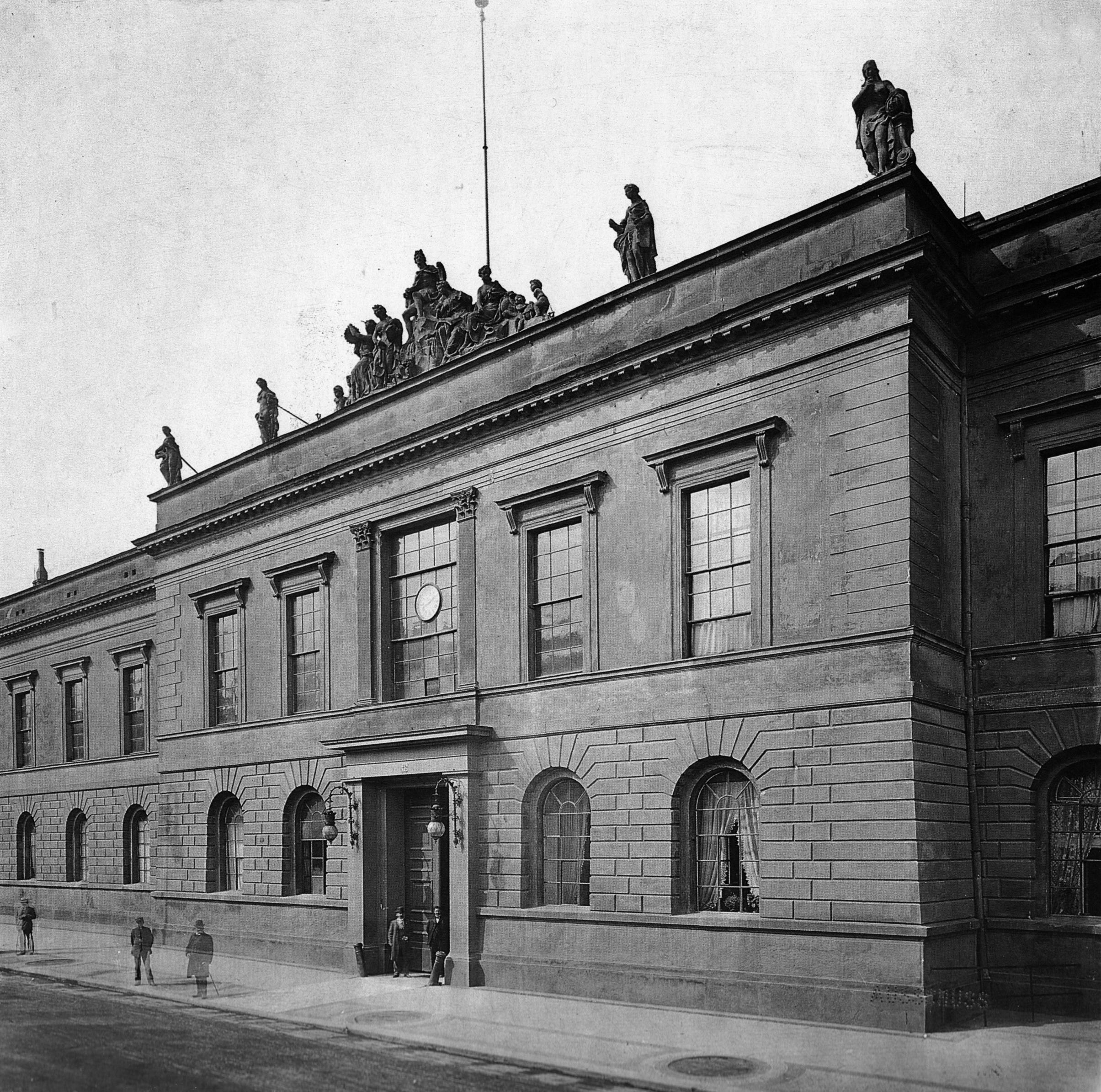 Fotografie der Frontseite der Akademie der Künste in Berlin, um die Jahrhundertwende 1900