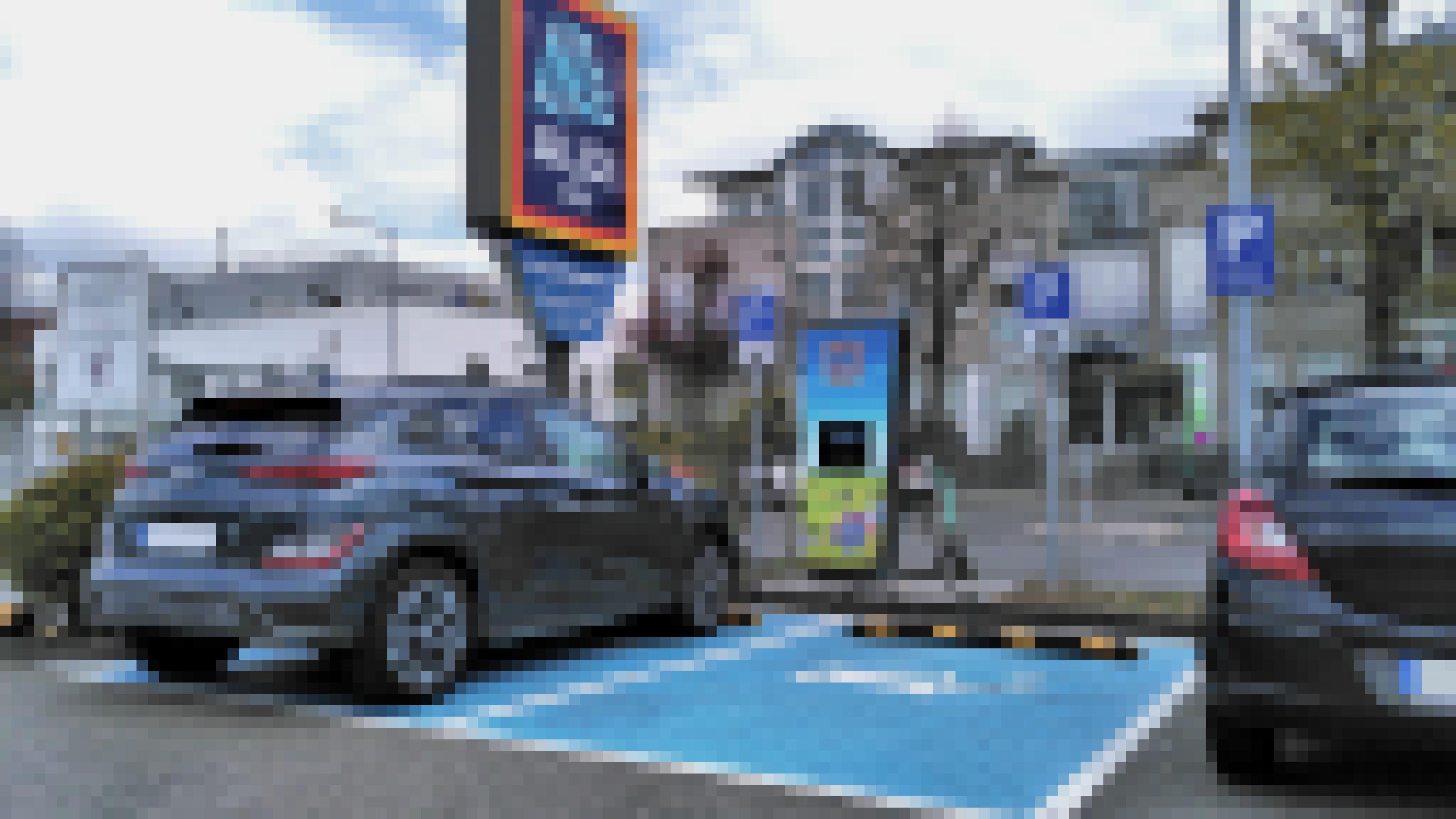 Ein Hyundai Kona Elektro lädt auf einem Aldi-Parkplatz Strom.