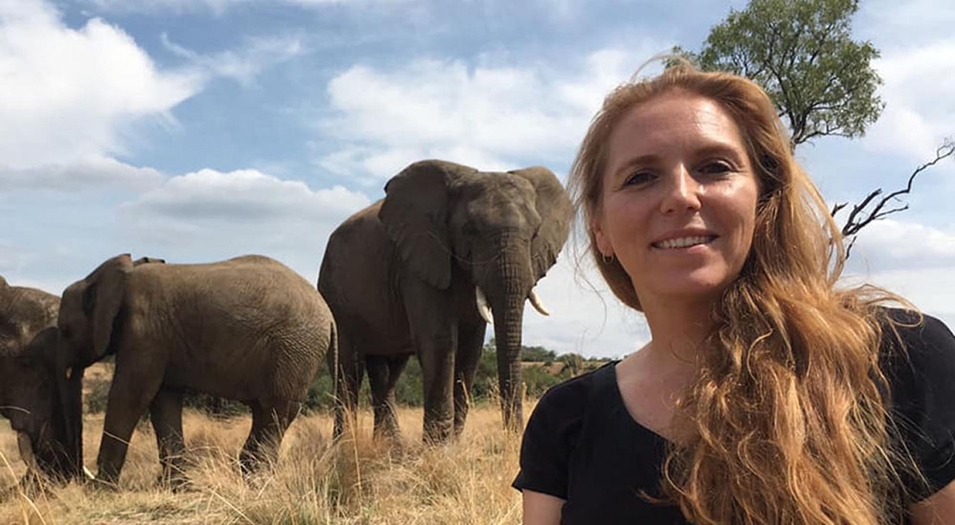Die Wiener Zoologin Angela Stöger-Horwath leitet das „Mammal Communication Lab“ der Universität Wien. Sie hat sich auf die Kommunikation von Elefanten spezialisiert. Auf dem Bild ist sie vor Elefanten zu sehen.