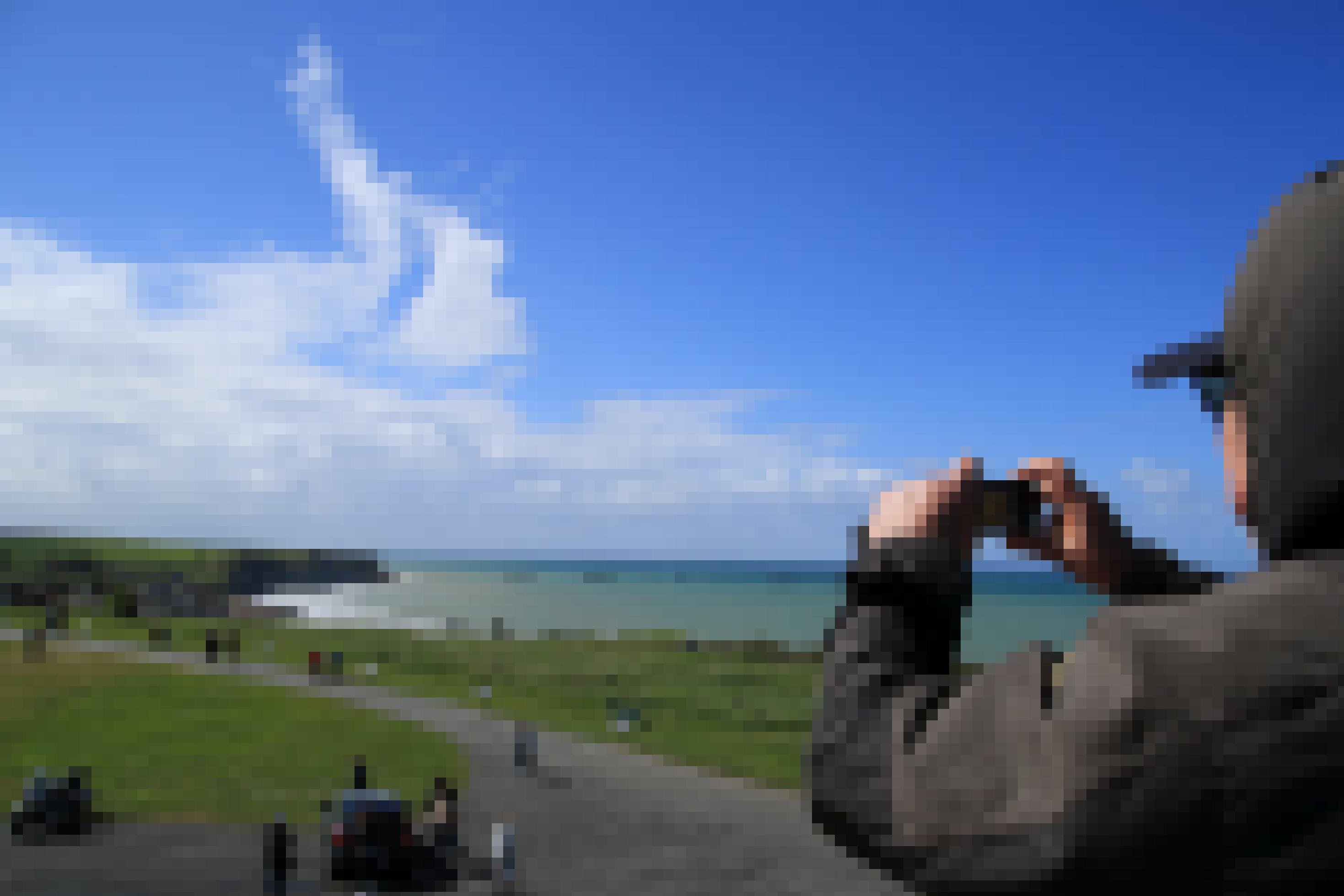 Ein Mann fotografiert einen Strand