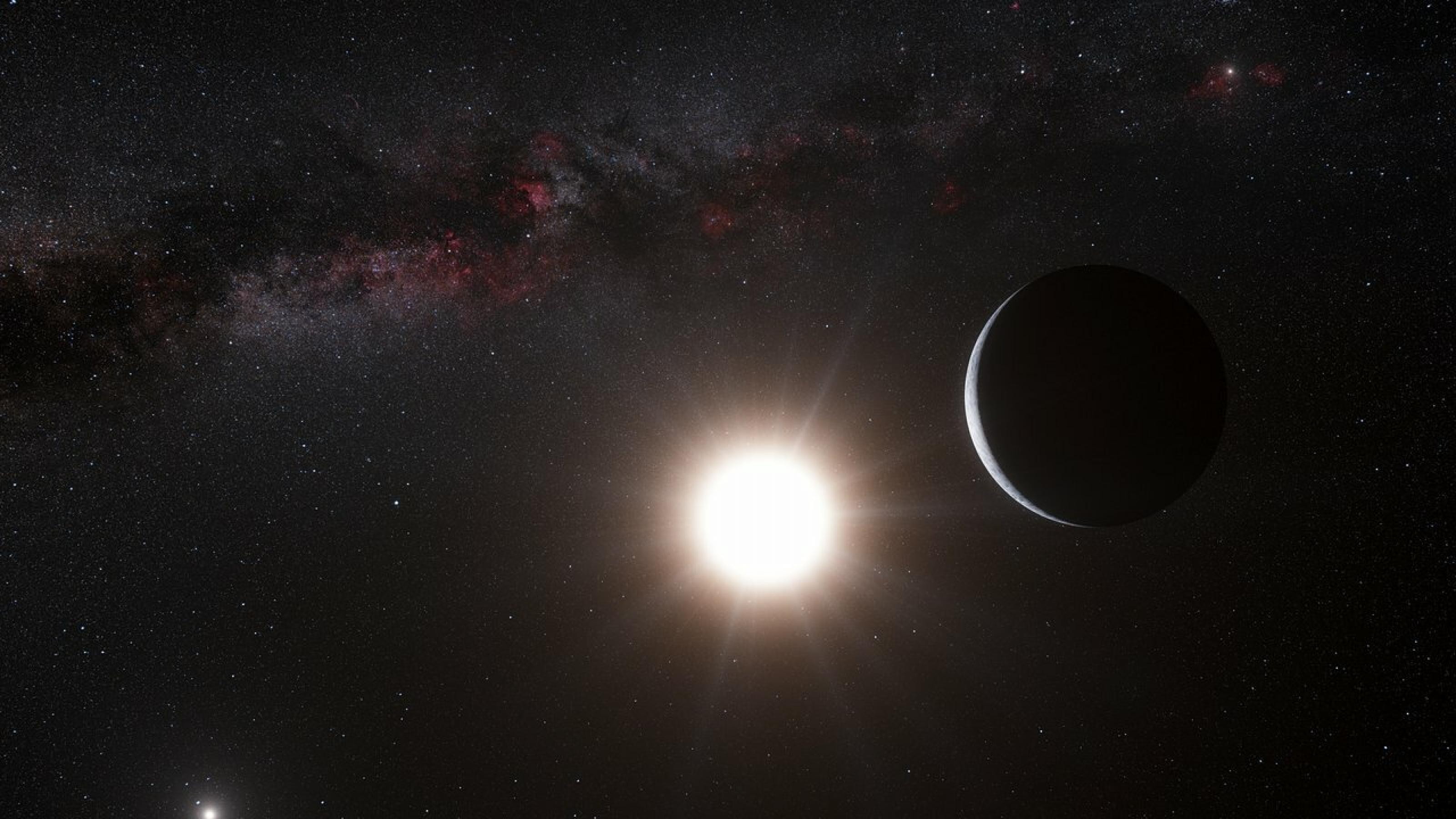 Die künstlerische Darstellung zeigt einen Exoplaneten, den es nicht gibt: Alpha Centauri Bb. Auch im Bild: Das Doppelsternsystem Alpha Centauri, das zusammen mit Proxima Centauri ein hierarchisches Dreifachsternsystem bildet.