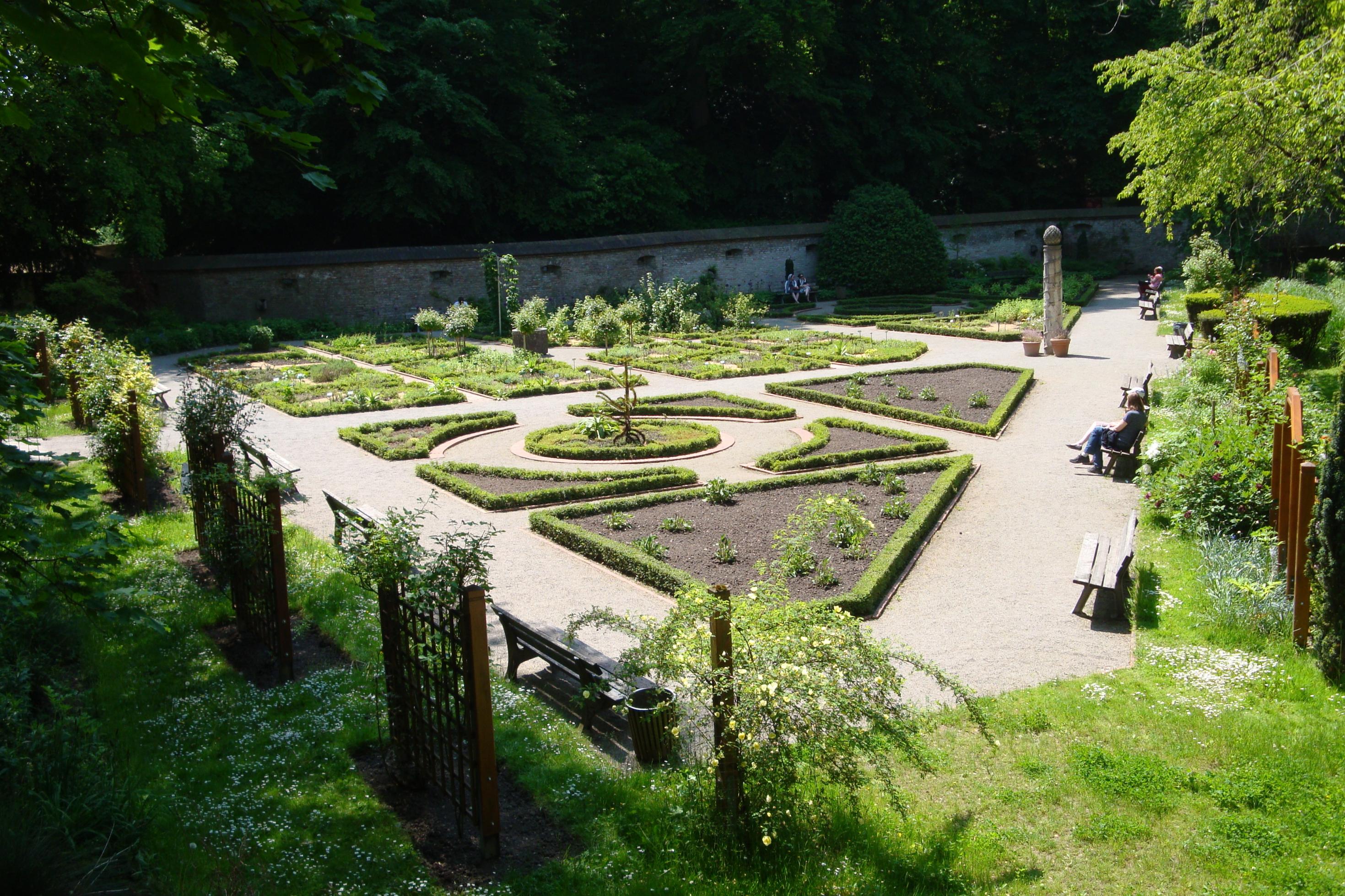 Der in den 1980er von der Stadt Augsburg eingerichtete Kräutergarten befindet sich direkt vor den historischen Stadtmauern.  Die Besucher darf Kräuter in Maßen ernten. mit Buchs eingefassten Kräuterbeeten finden sich über 60 verschieden Minz-Sorten, hinzu kommen Duftgeranien, Salbei- und Thymiangewächse. Der Garten wurde nach dem Vorbild mittelalterlicher Klostergärten entworfen.