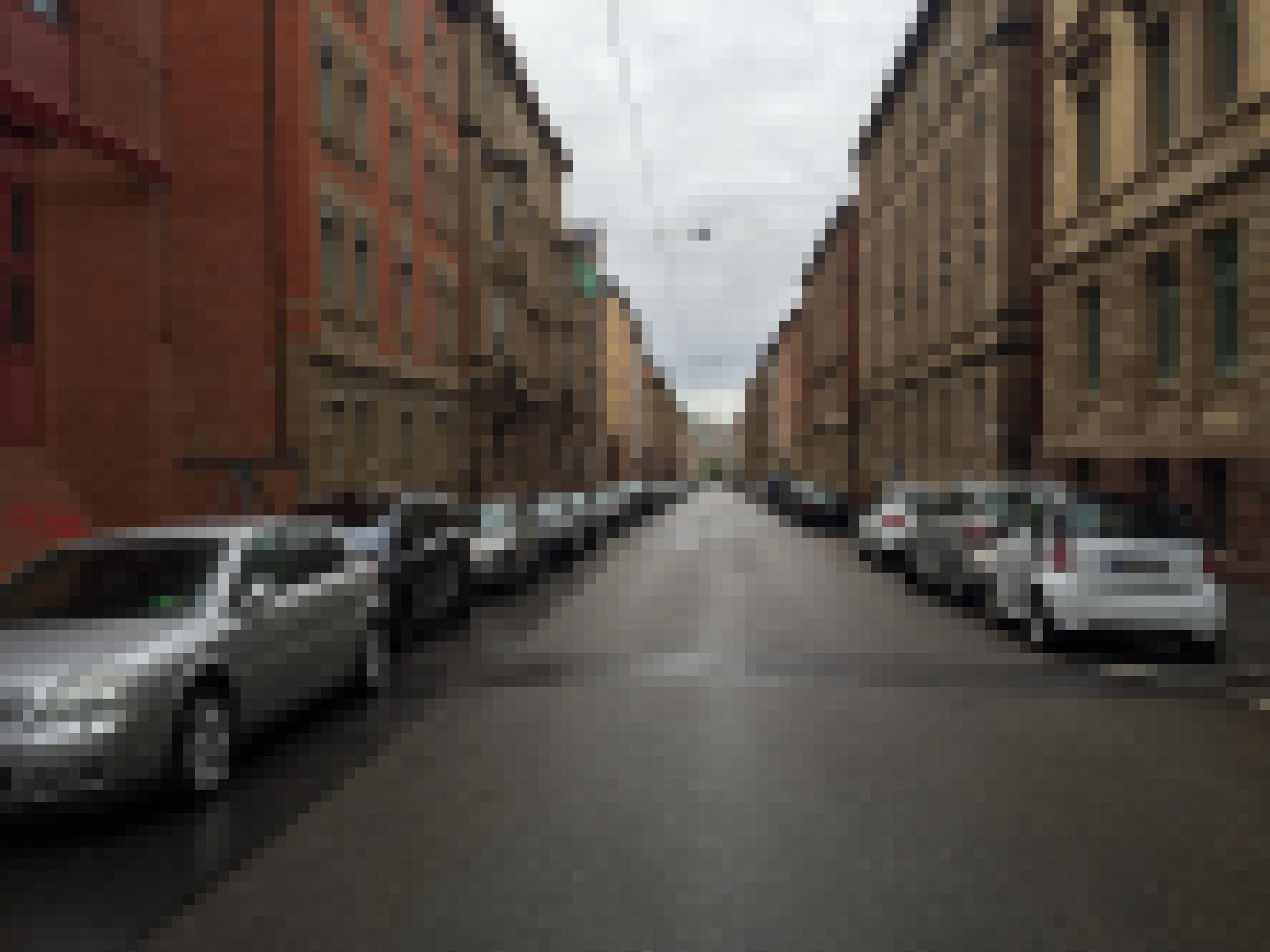 In der Augustenstraße parken auf beiden Straßenseiten Autos