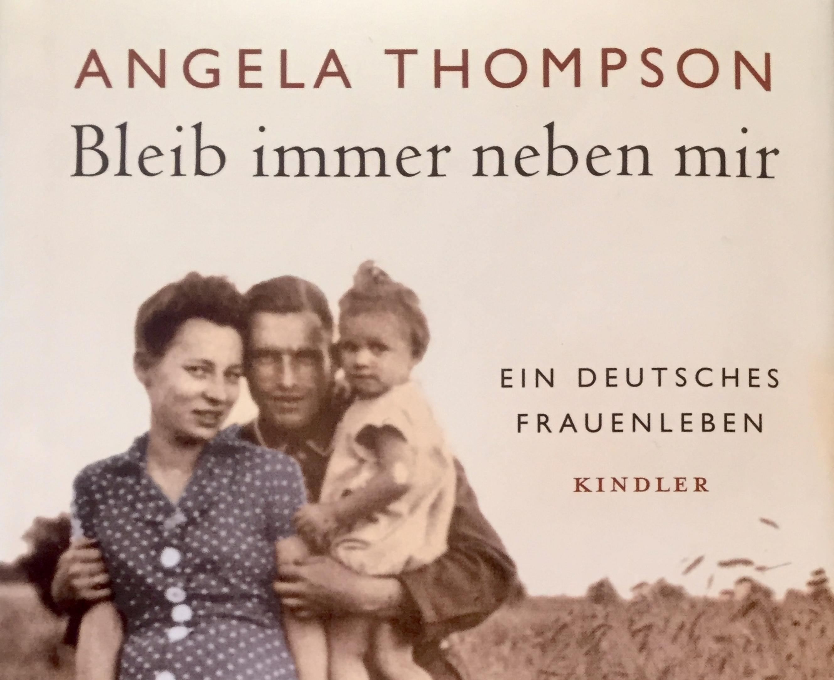 Ausschnitt des Buchtitels von Angela Thompsons Buch über das Leben ihrer Mutter: „Bleib immer neben mir.“ Es zeigt Angela als Kleinkind im weißen Sommerkleid auf dem Arm ihres Vaters. Die Mutter trägt ein Pünktchen-Kleid. Der Vater hält beide nah an sich, alle drei schauen in die Kamera.