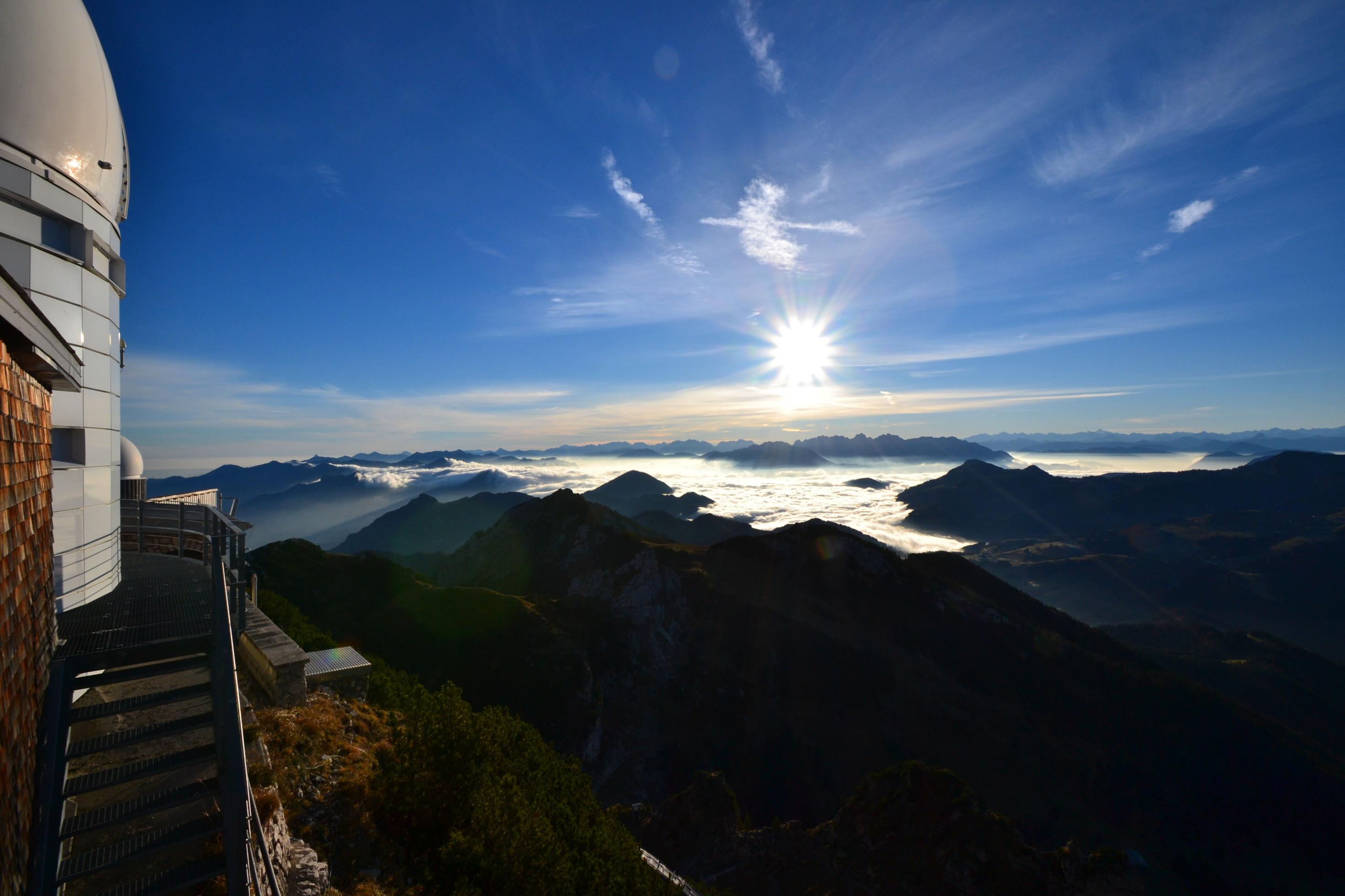 Aussicht in ein Tal mit blauem Himmel.