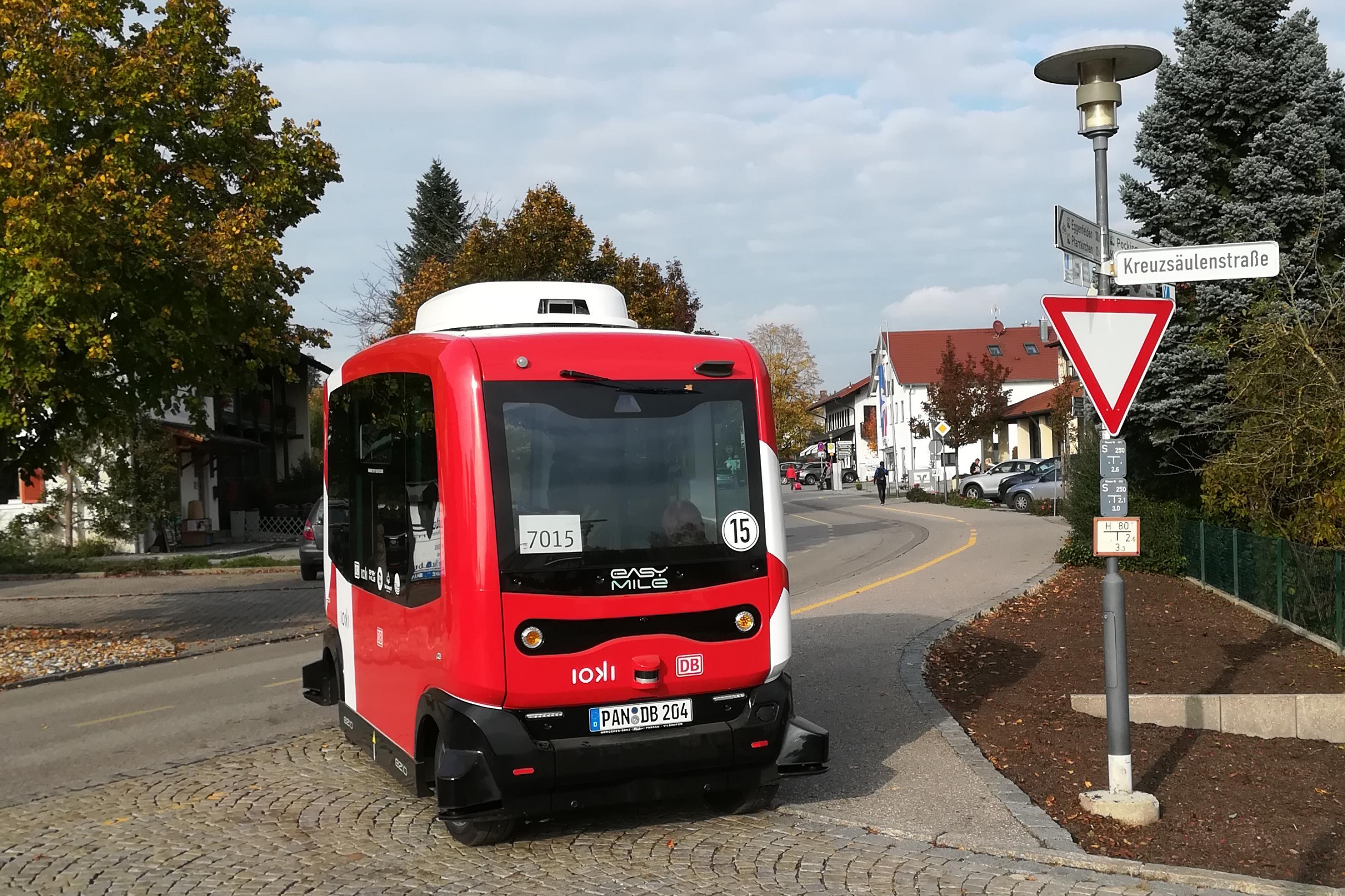 Autonomes Shuttle, das den Bahnhof im niederbayerischen Kurort Bad Birnbach mit dem Ortszentrum verbindet. Neben den Passagieren fährt ein Fahrtbegleiter mit, der im Notfall eingreifen oder Hindernisse per Joystick umfahren kann.