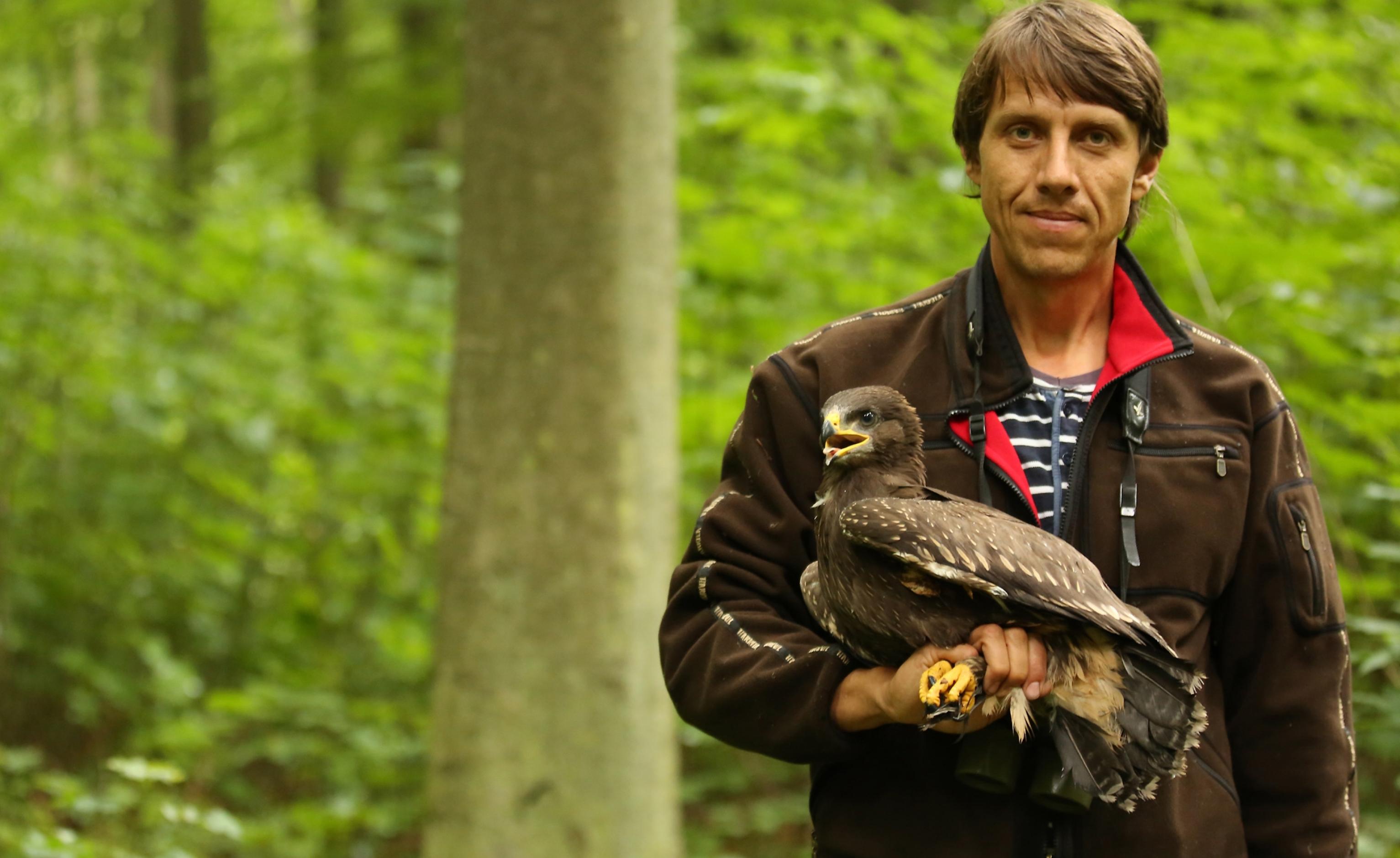 ein Mann, der einen Vogel hält [AI]