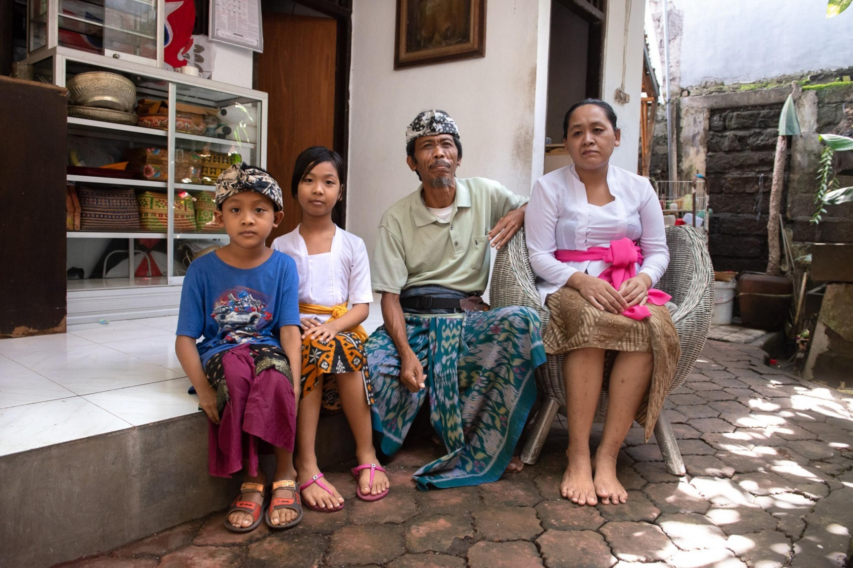 Made Ardita und Ehefrau Iluh sitzen mit Sohn und Tochter auf der Veranda ihres Hauses in Sanur