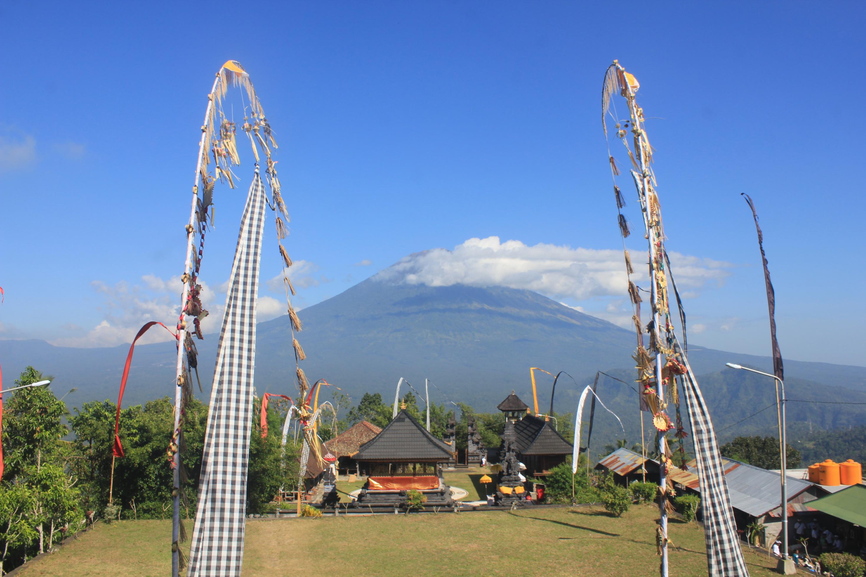 Blick vom Lempuyang-Tempel im Osten Balis auf den Vulkan Gunung Agung