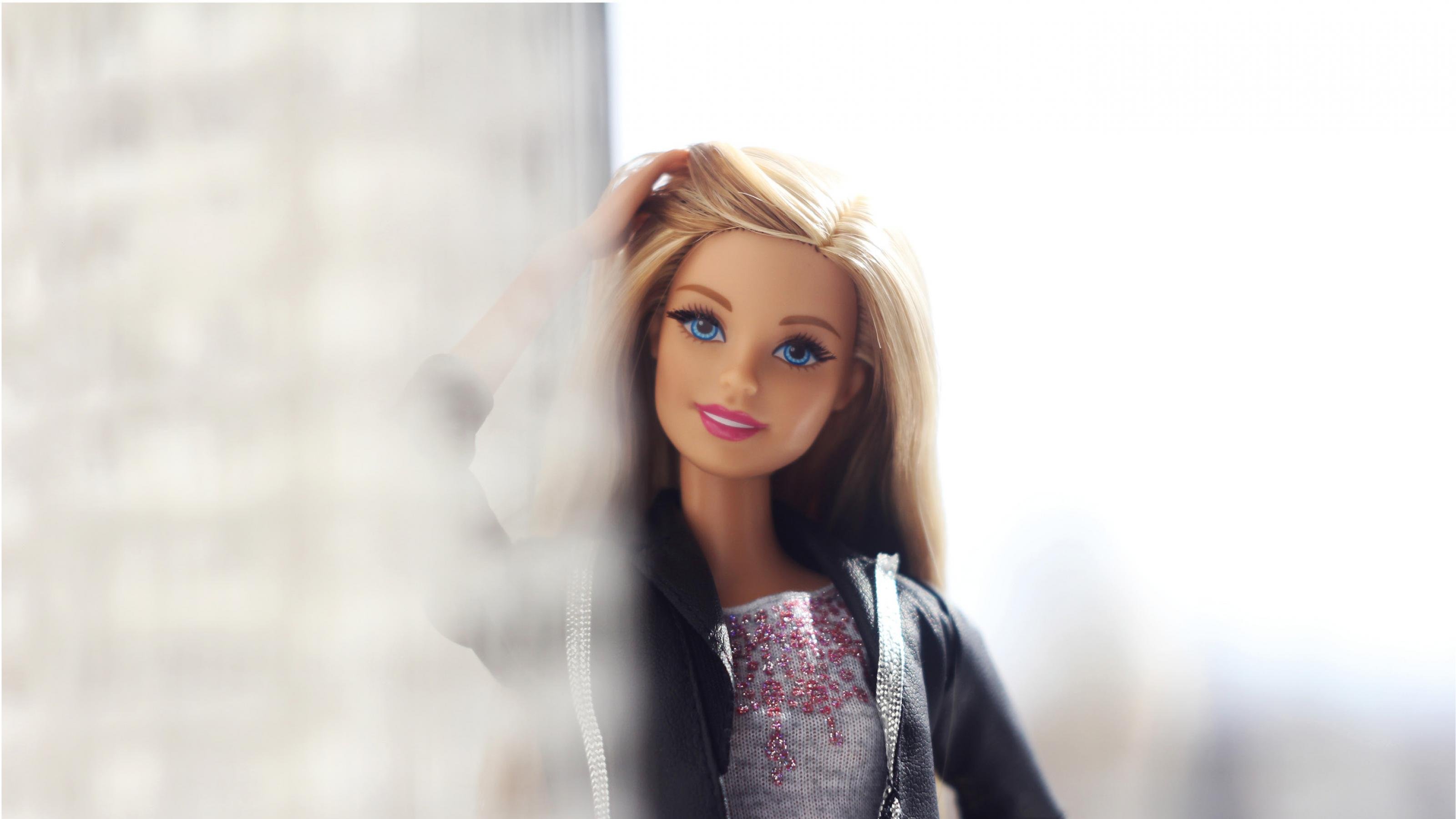 Barbiepuppe mit glücklicher Mimik