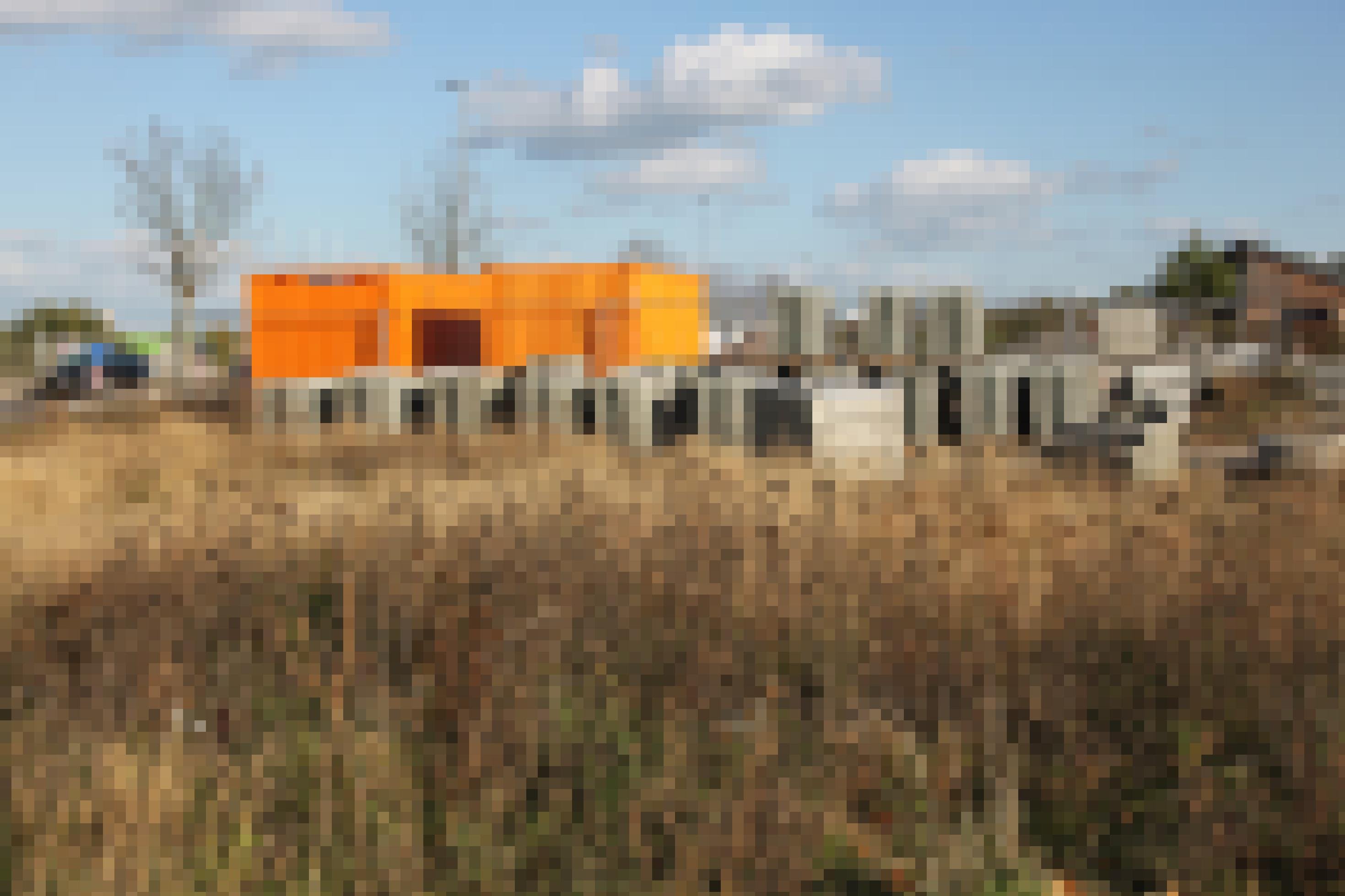 Ein Baucontainer und Pflastersteine an einem expandierendem Gewerbegebiet.