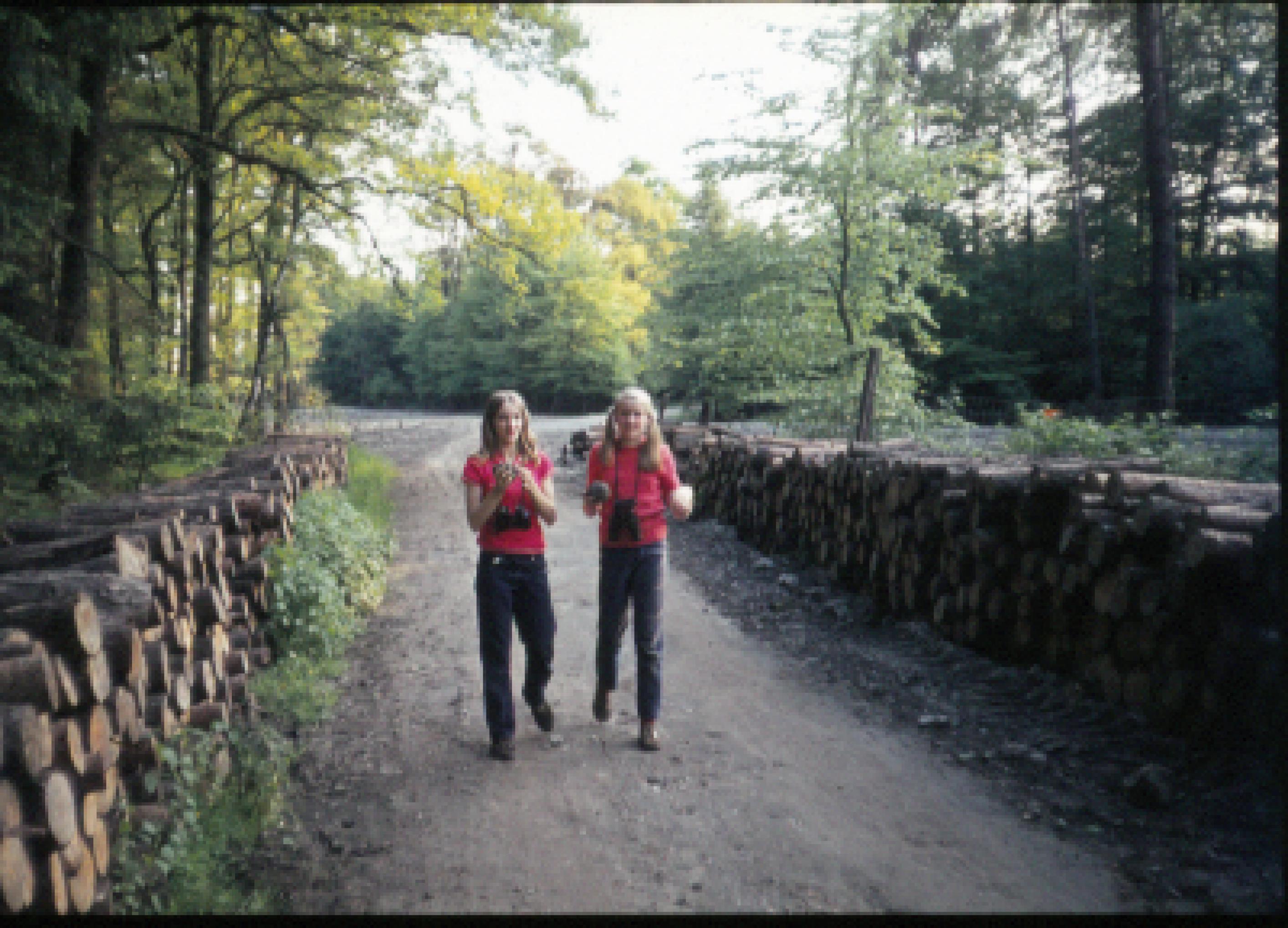Johanna Romberg und ihre Freundin 1974 bei einer Beobachtungstour durch einen Wald bei Schermbeck am Niederrhein