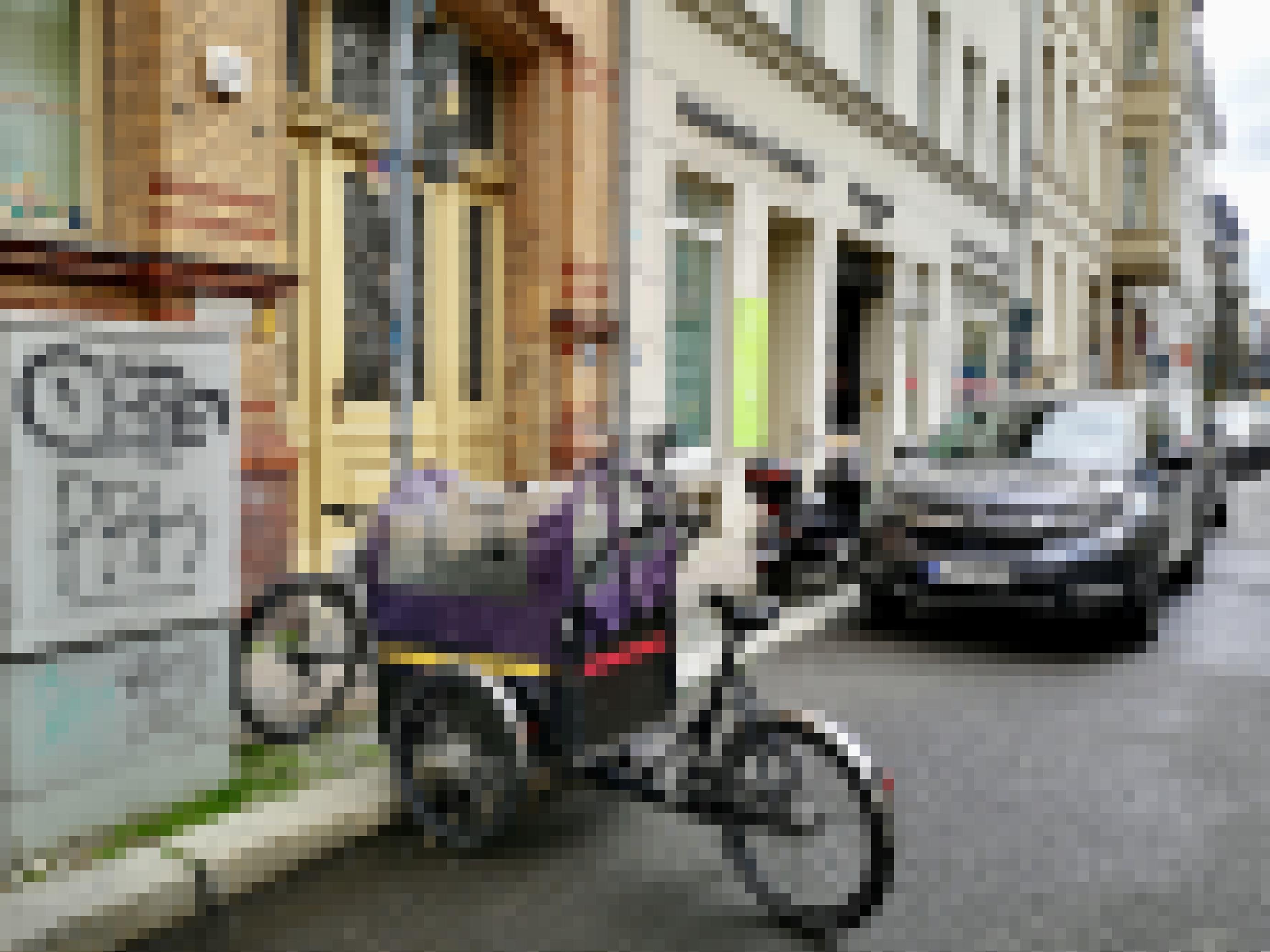 Das Lastenrad parkt auf der Straße. Die Transportbox steht mit der Kopfseite am Bordstein