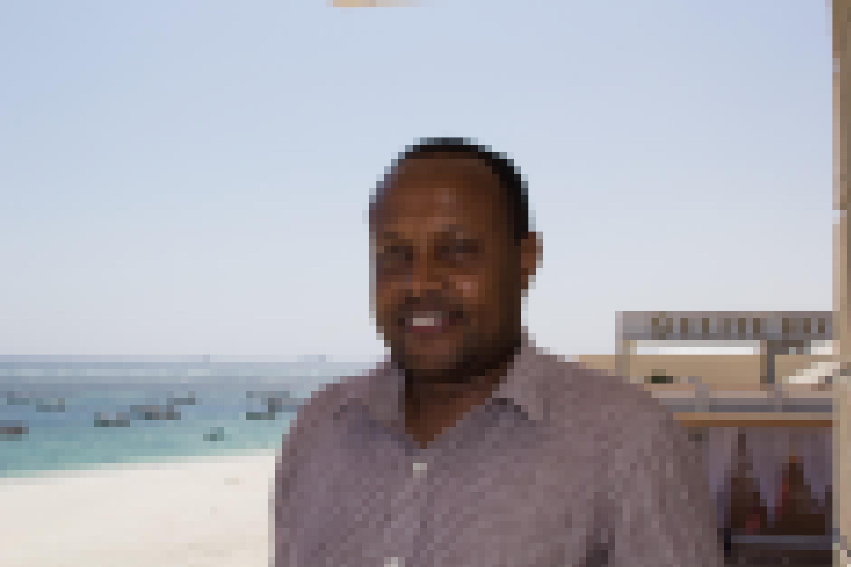 Der Besitzer des Elite-Hotels in Mogadischu Abdullahi Nur auf dem Balkon seines Hotels, im Hintergrund das Meer und der Strand. Nur ist noch relativ jung, was man ihm ansieht: er ist 38.