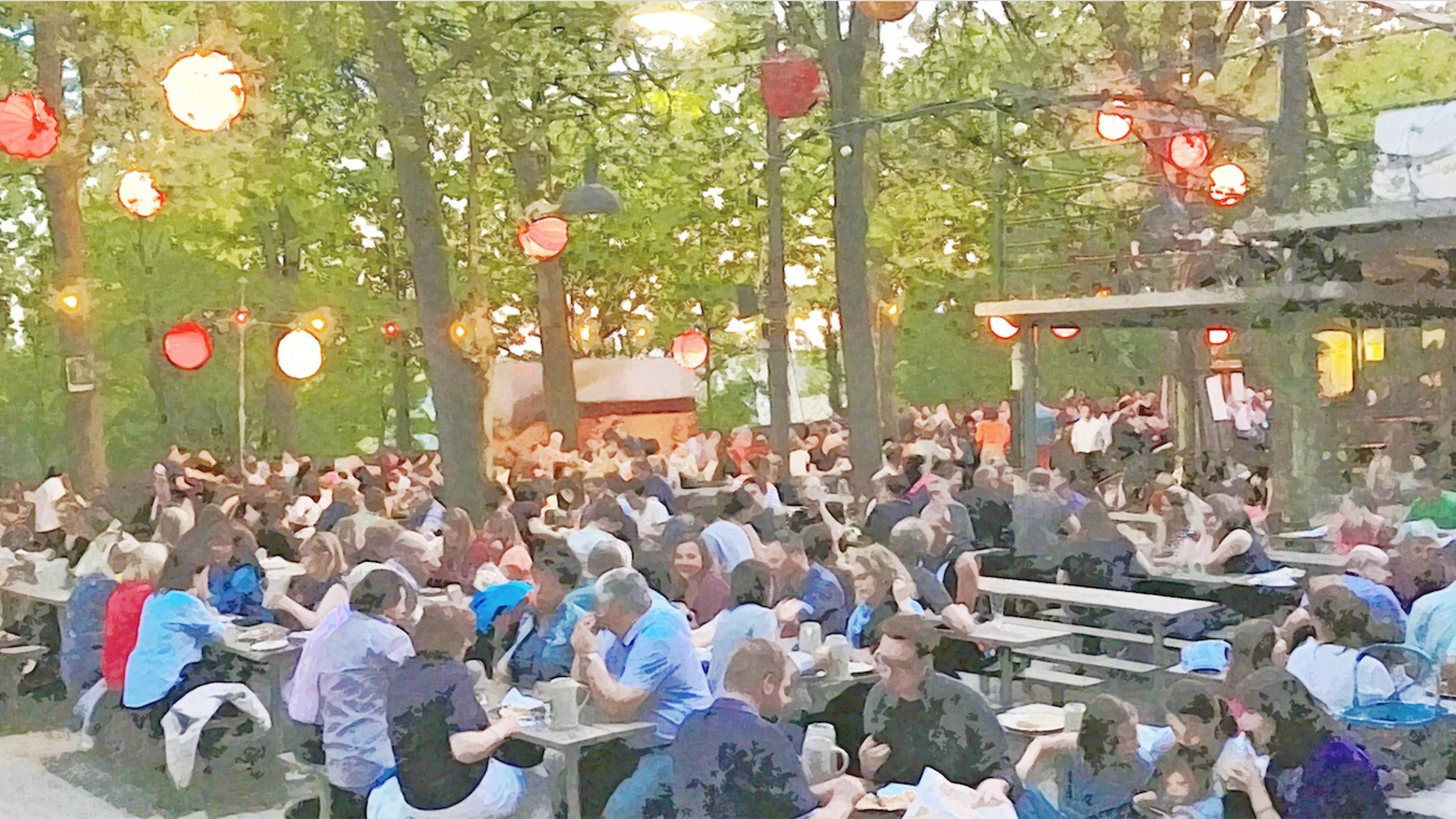 Eine Szene im Biergarten, an den Bäumen hängen Lampions, die Menschen auf dem Foto sind als Aquarell verfremdet. Die Szene zeigt einen lauen Sommerabend, wer redet da schon über die Klimakrise?