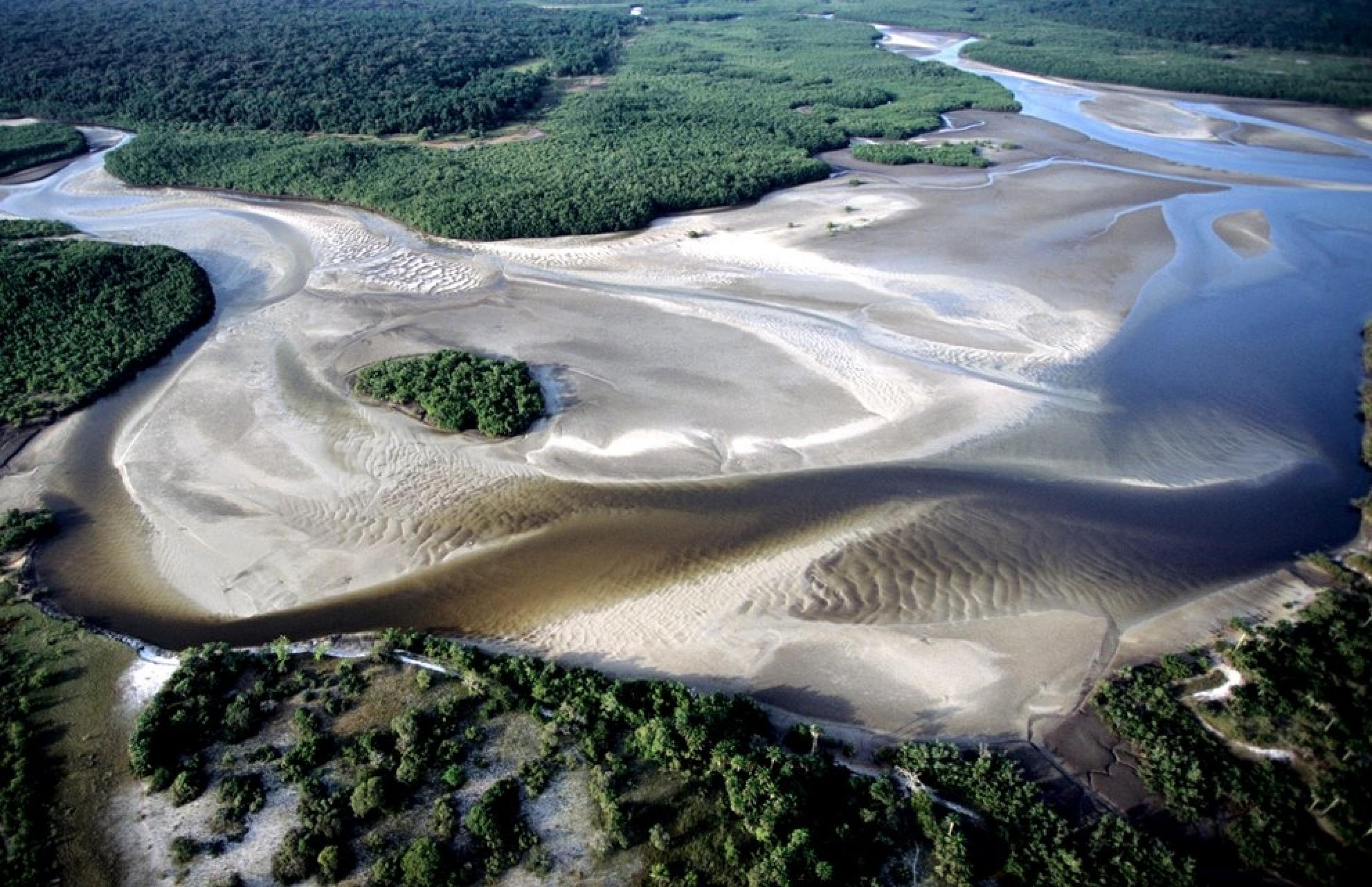 Auf dem Luftbild des Bijagos Archipels, einer Gruppe von 88 großteils unbewohnten Inseln vor der Küste Guinea-Bissaus, sind die ausgedehnten Wattflächen zu erkennen, auf denen die vom Wattenmeer kommenden Zugvögel Station machen.