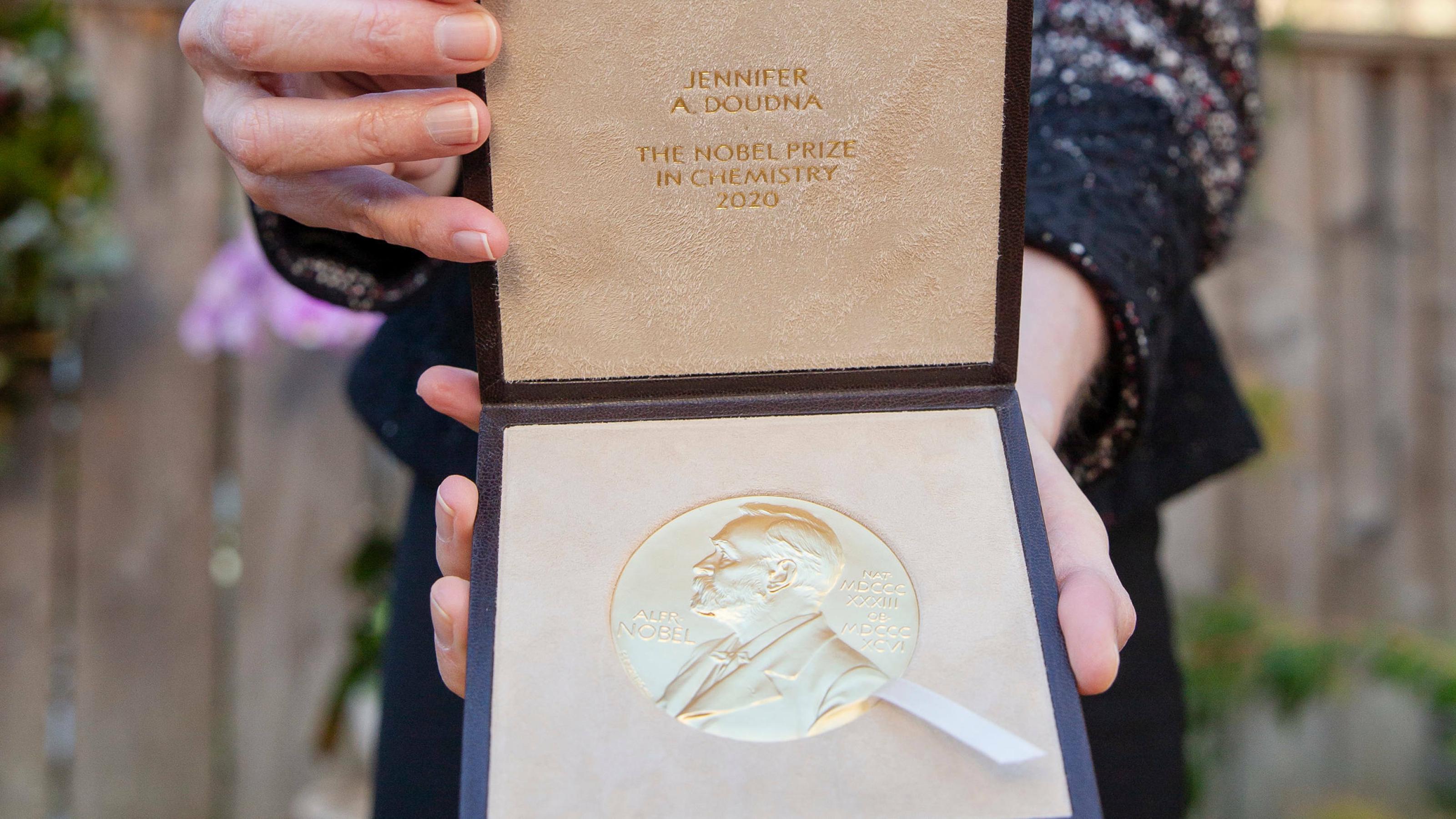 Die Nobelpreis-Medaille für Preisträgerin Jennifer A. Doudna in der Kategorie Chemie am 8. Dezember 2020