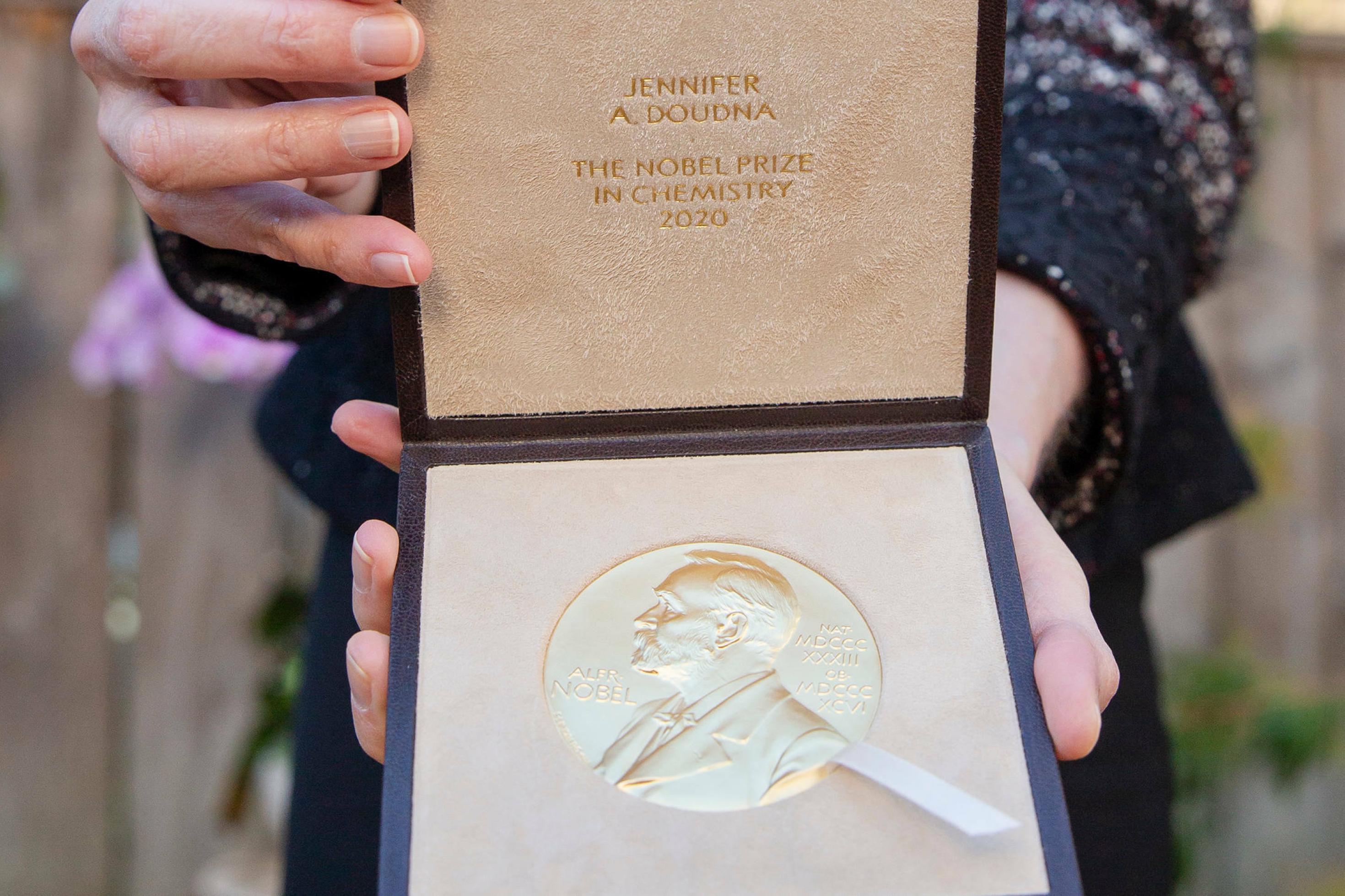 Die Nobelpreis-Medaille für Preisträgerin Jennifer A. Doudna in der Kategorie Chemie am 8. Dezember 2020