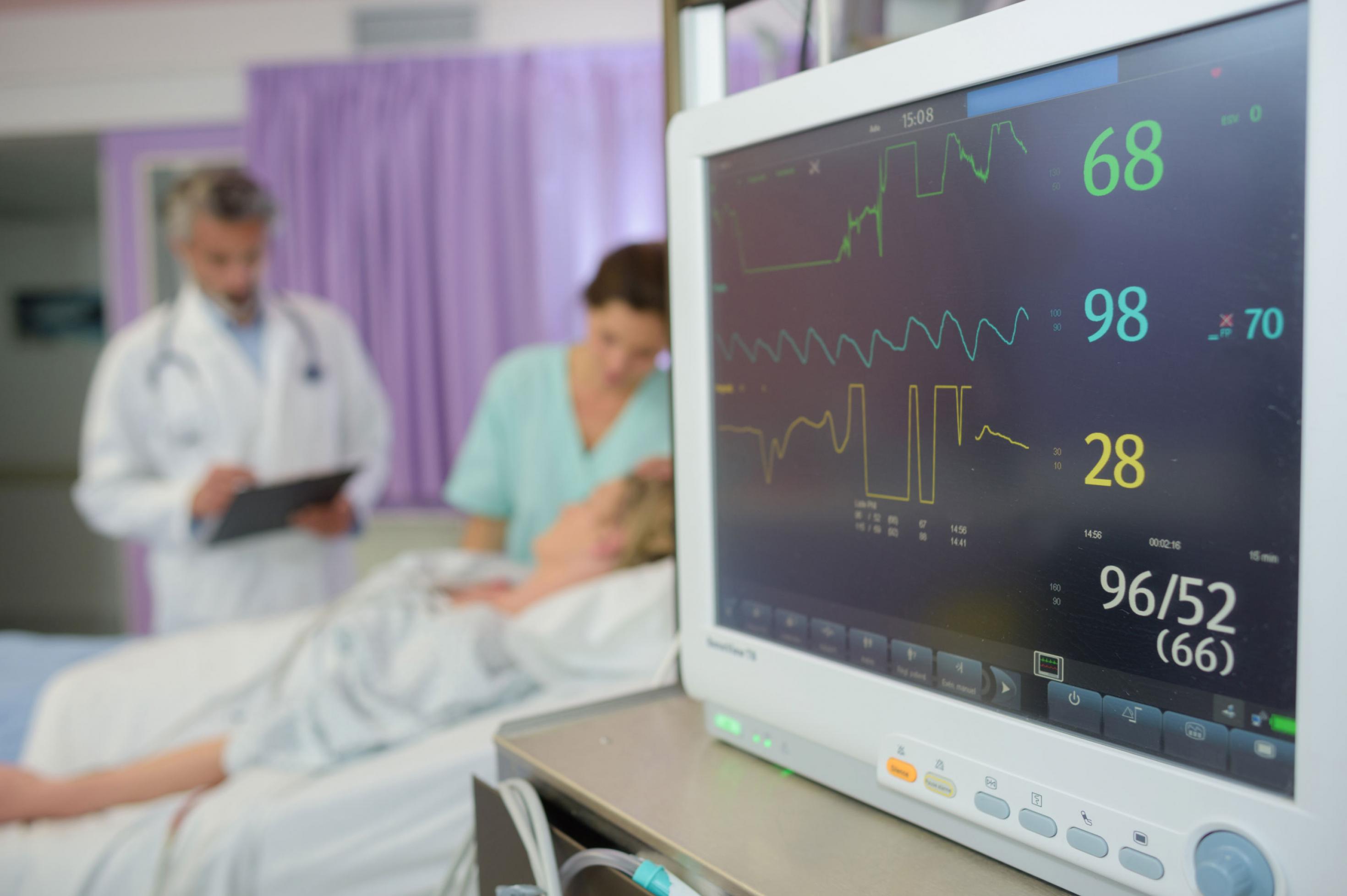 Ein Bildschirm zeigt Vitalparameter eines Klinikpatienten.