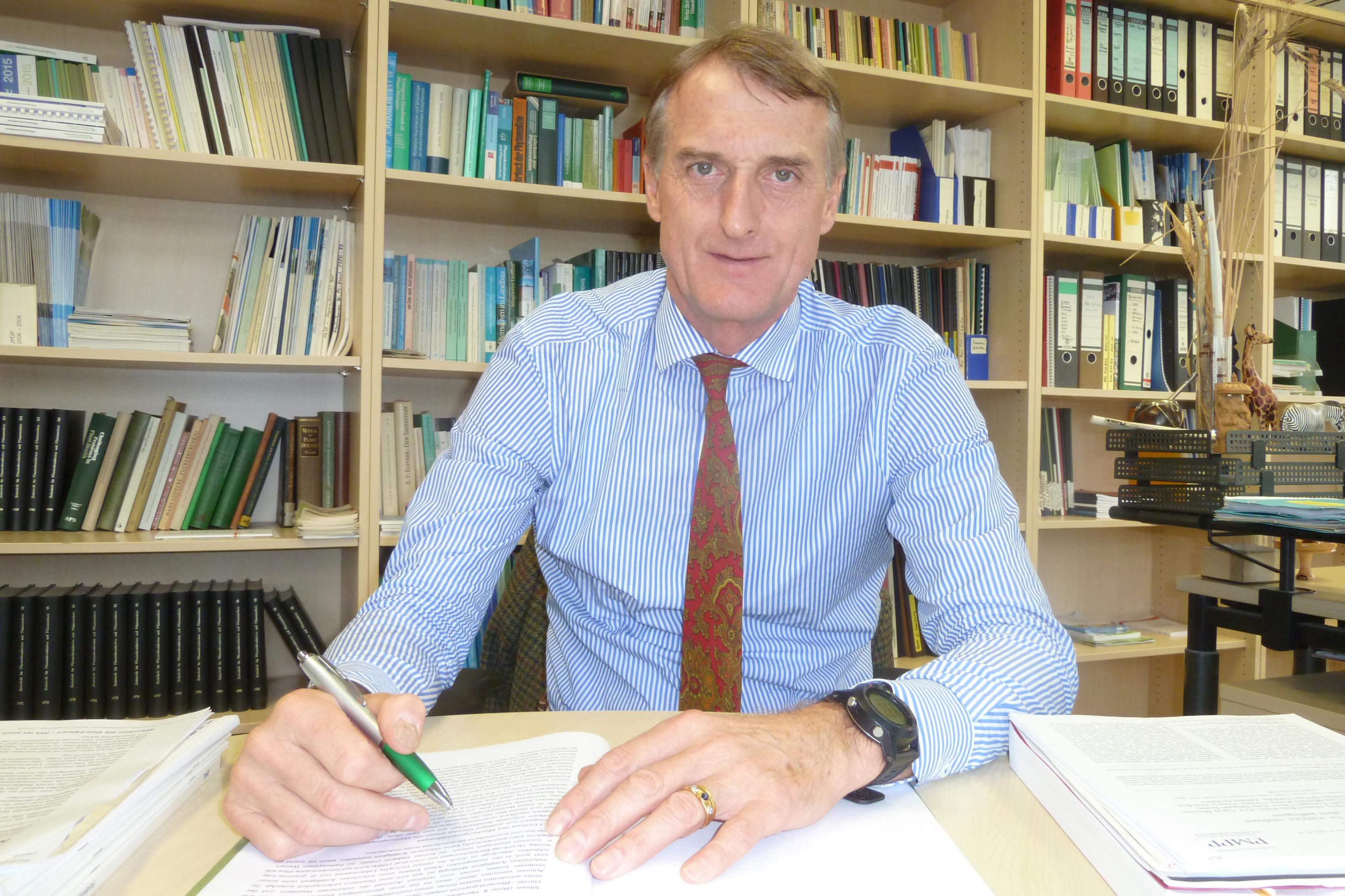 Andreas von Tiedemann in seinem Büro in der Universität Göttingen