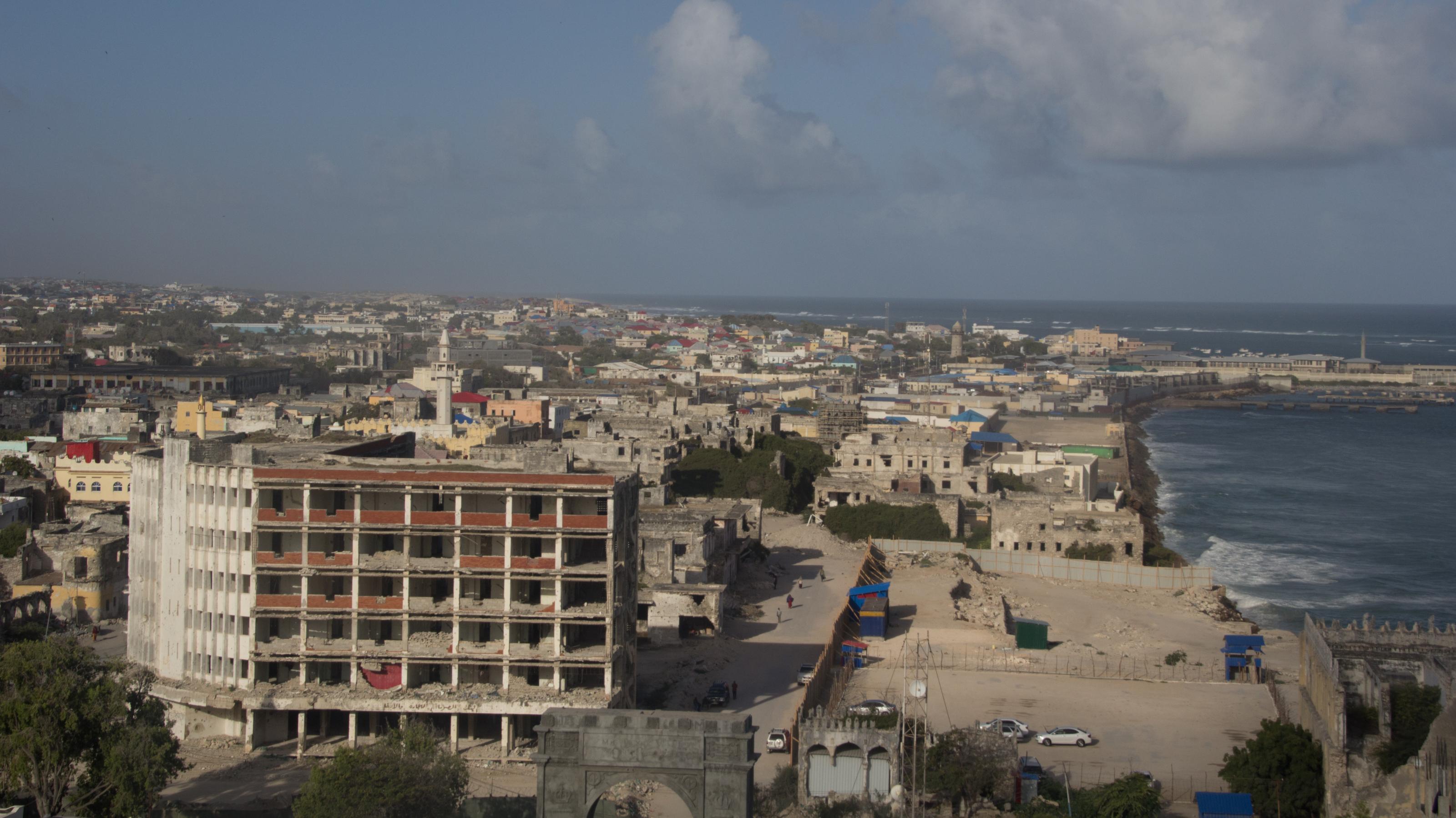 Blick über die Altstadt von Mogadischu, im Vordergrund die Ruinen eines Hochhauses.