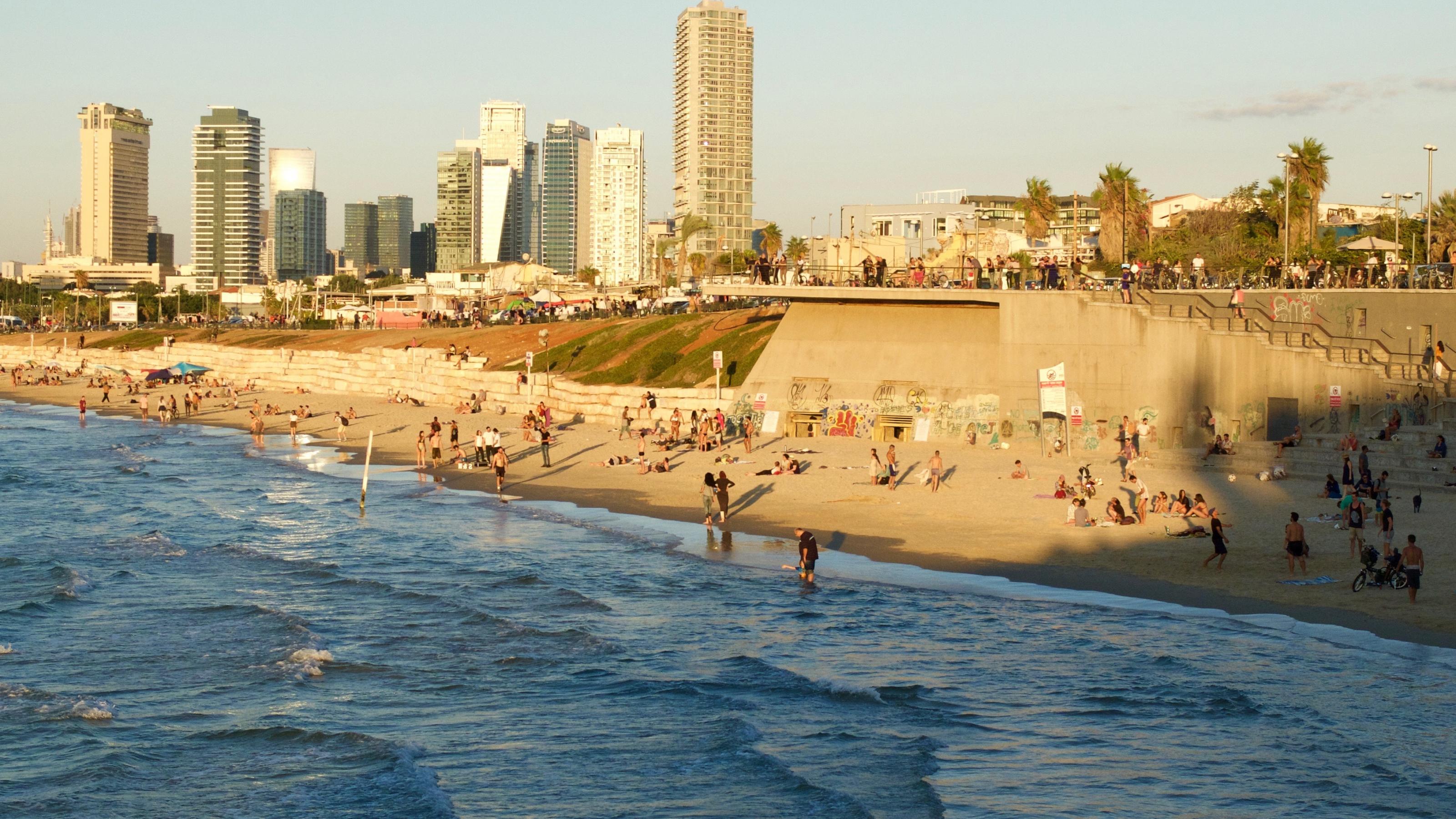 Blick von Jaffa auf Tel Aviv: In der teuersten Stadt der Welt ist nicht alles High Tech, Party und Strand.
