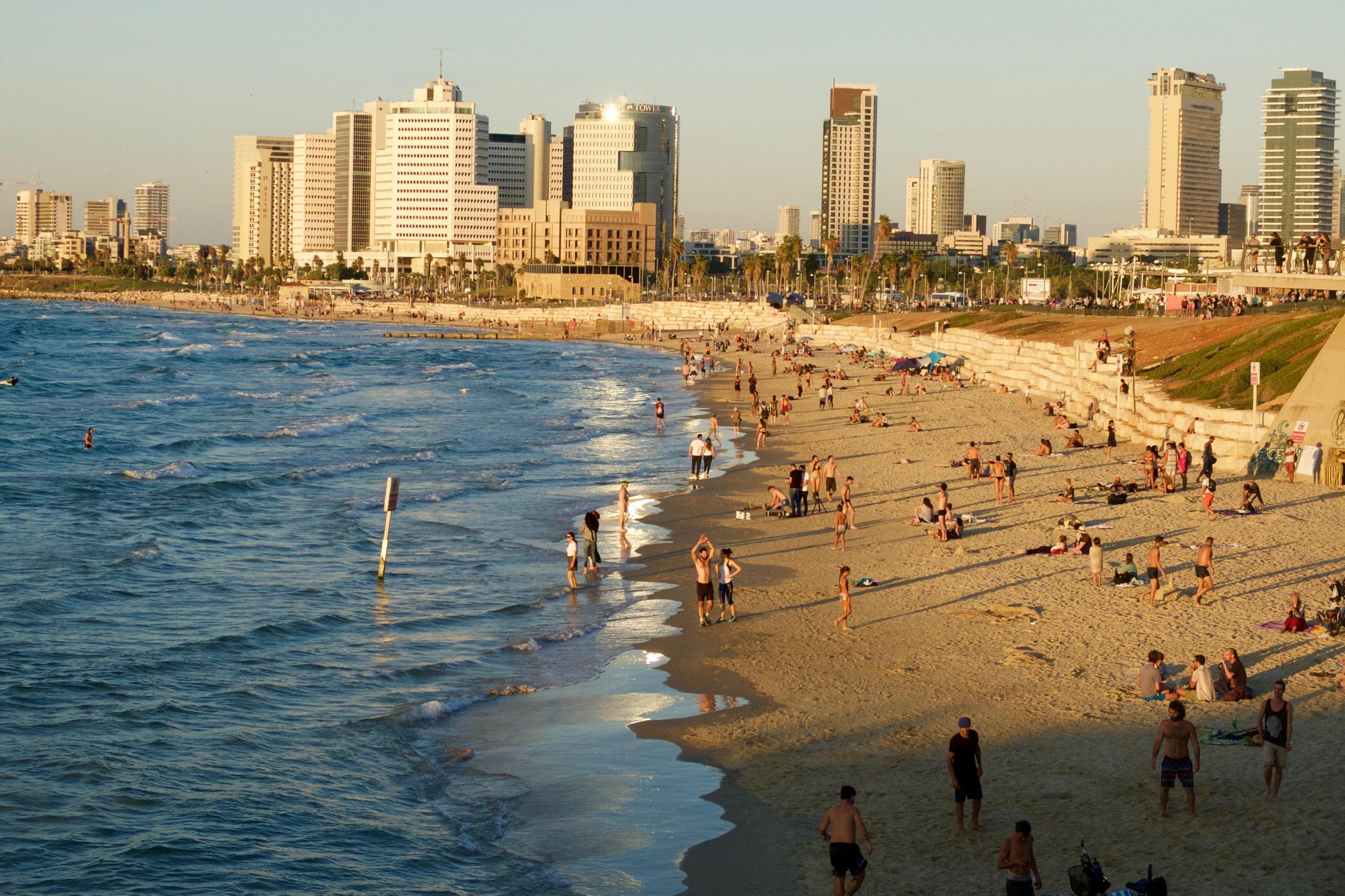 Blick von Jaffa auf Tel Aviv und seinen Strand: In der teuersten Stadt der Welt verschiebt sich die Grenze zum Schattenschlag schnell.