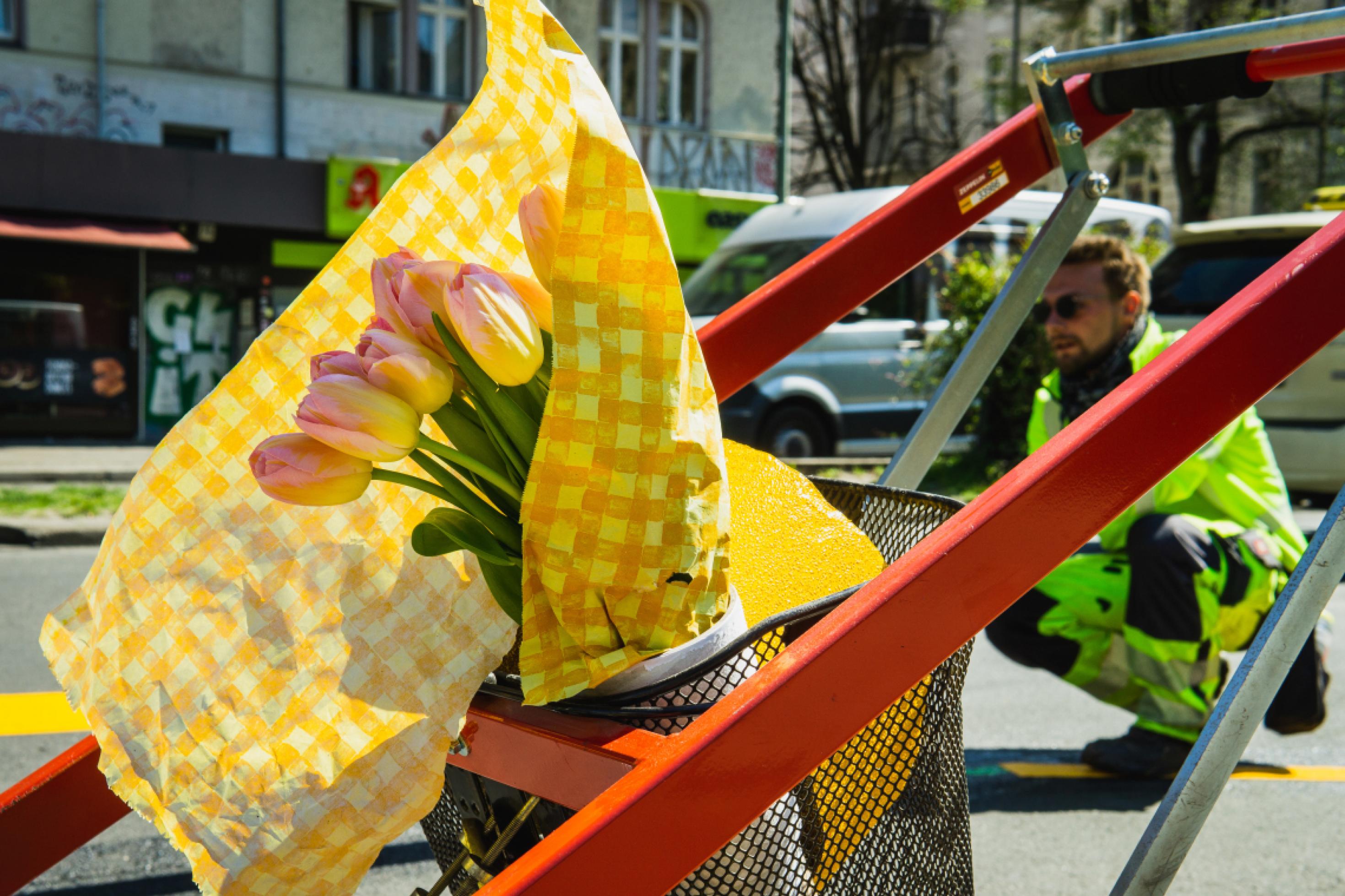 Gelbe Tulpen für die Straßenarbeiter – am Rande eines neuen Popup-Radwegs in Berlin, der im Frühling 2929 während der Corona-Krise eingerichtet wurde.