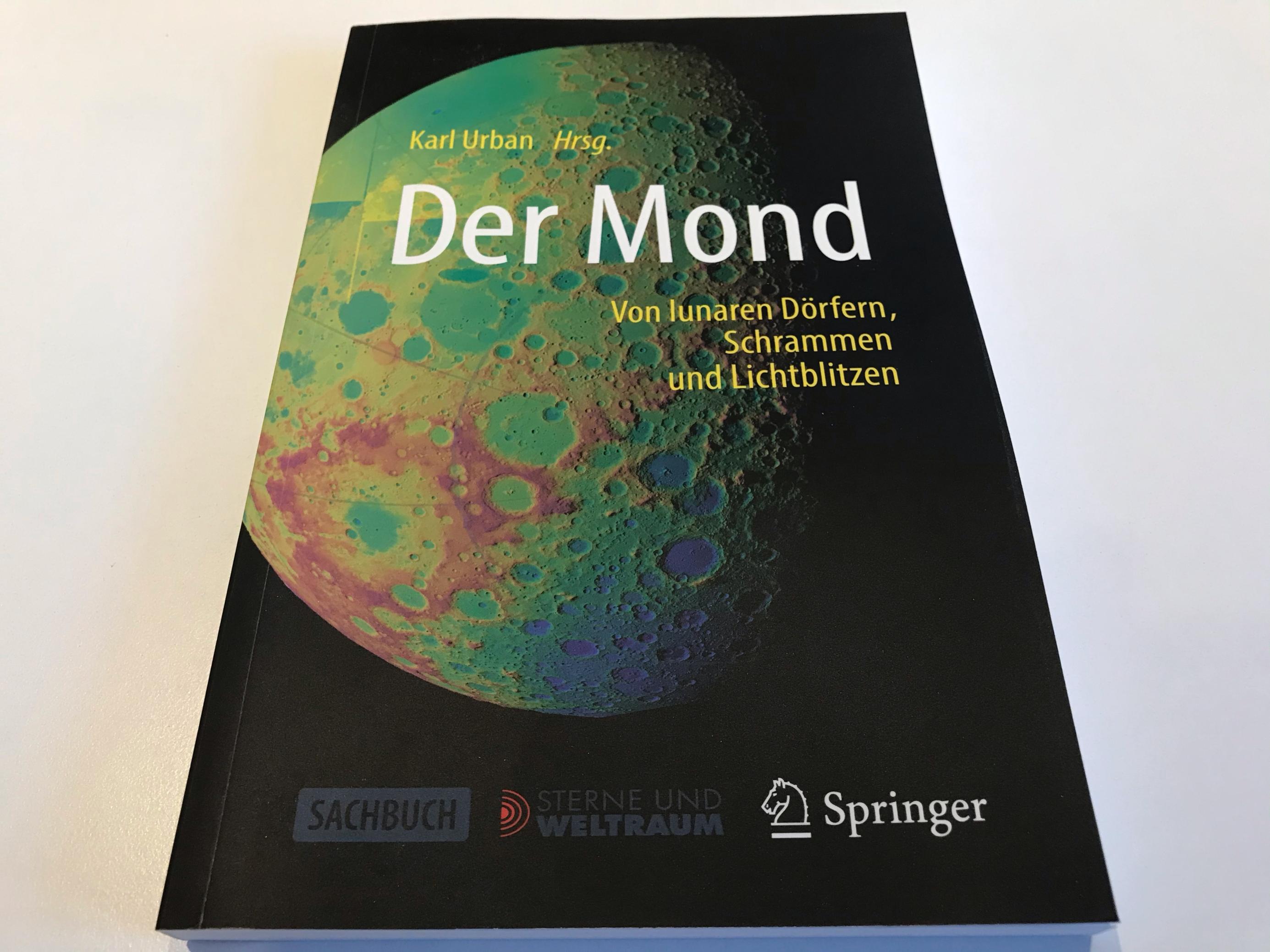 Das Buch „Der Mond“ herausgegeben von Karl Urban, auf weißem Untergrund