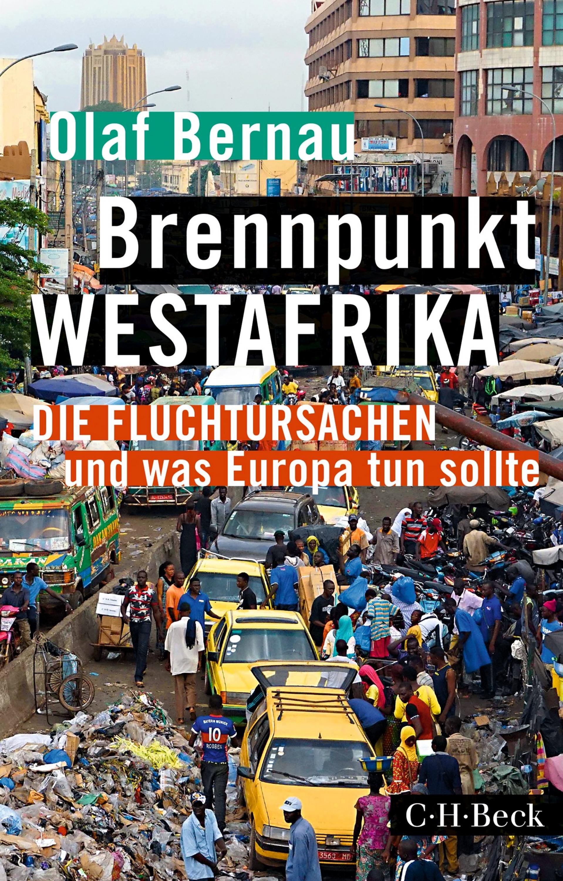 Buchcover mit Titel „Brennpunkt Westafrika. Die Fluchtursachen und was Europa tun sollte.“ Im Hintergrund eine Straßenszene. Autos stauen sich zwischen Müllbergen und Straßenhändlern.