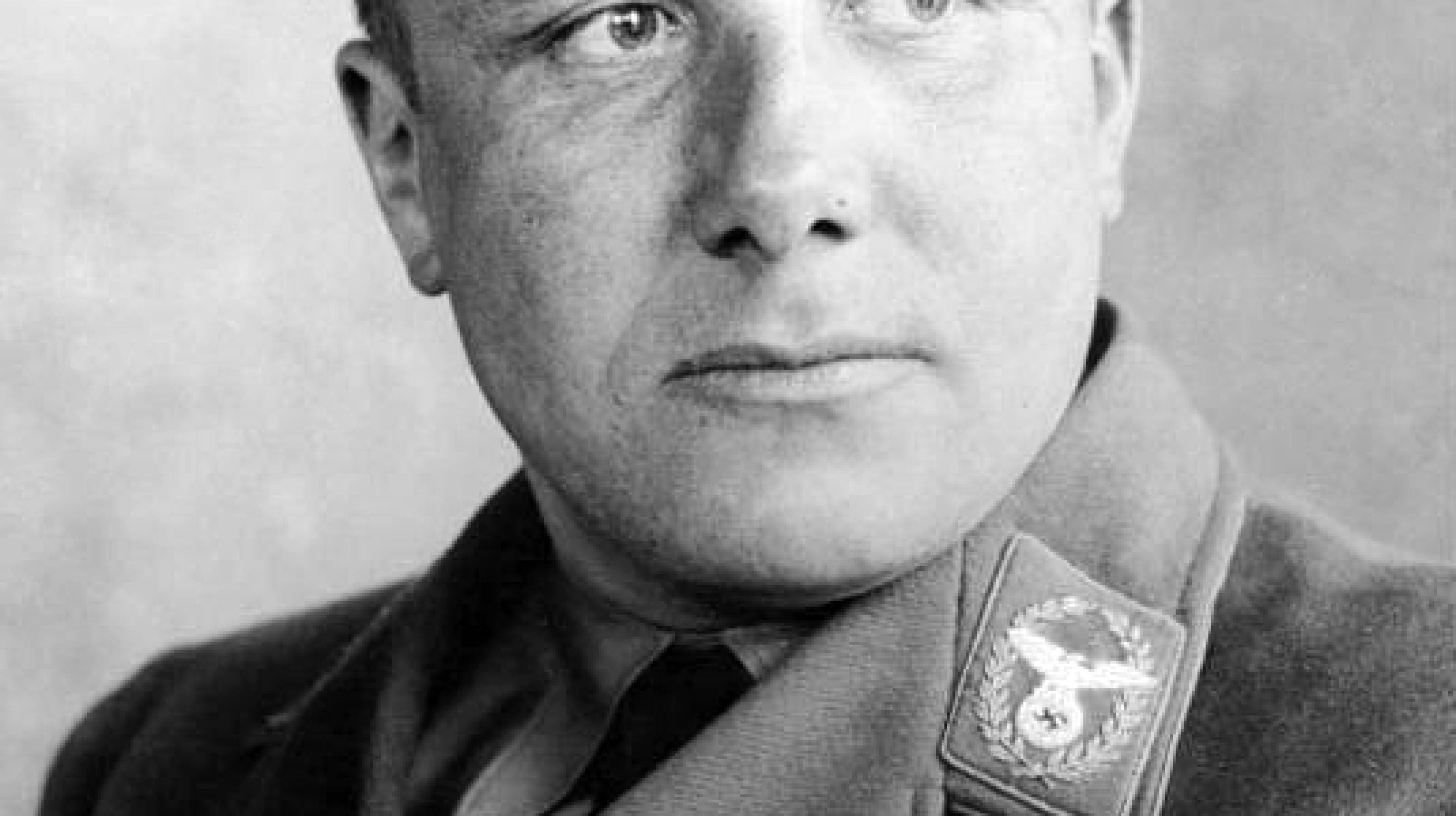 Das Schwarzweiß-Bild zeigt den Nationalsozialisten Martin Bormann im Porträt.