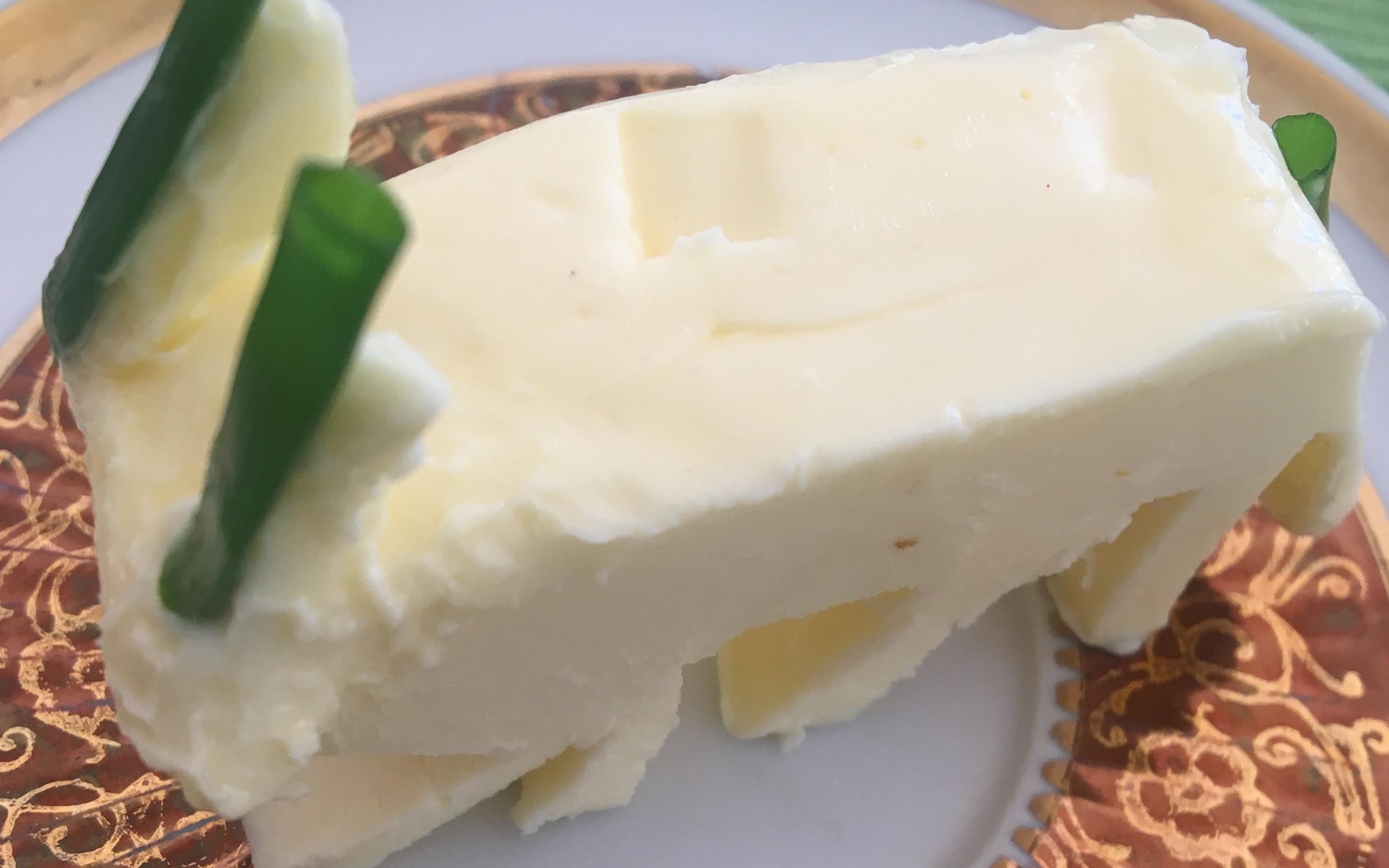 Ein aus Butter geformtes Lamm mit Ohren aus grünen Zwiebeln auf dem Oster-Festtagstisch