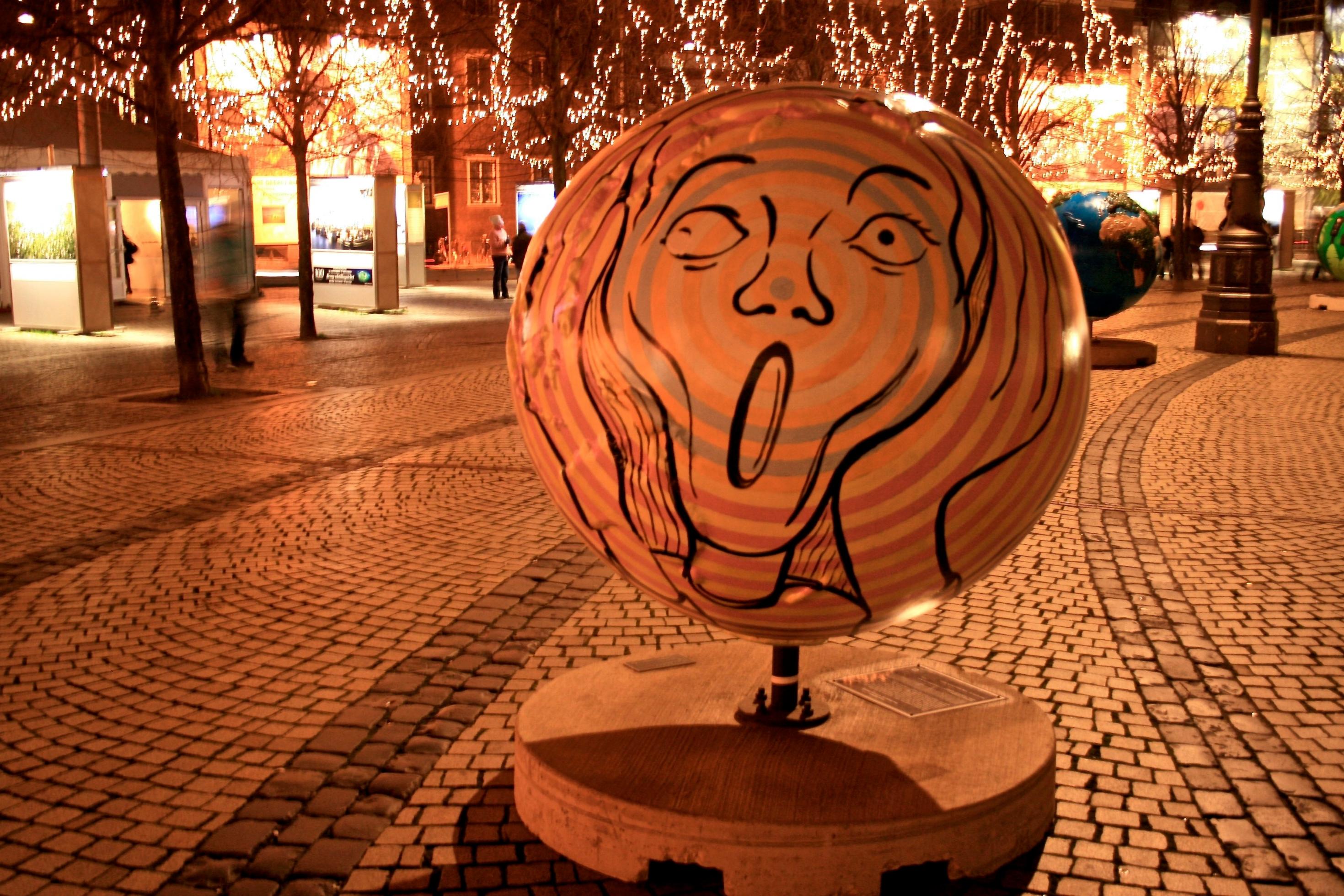 Vorweihnachtliche Stimmung mit Gruselfaktor: In Kopenhagen mahnte Edvard Munchs bekanntes Motiv „Der Schrei“ die Welt zum Handeln, bevor es zu spät ist.