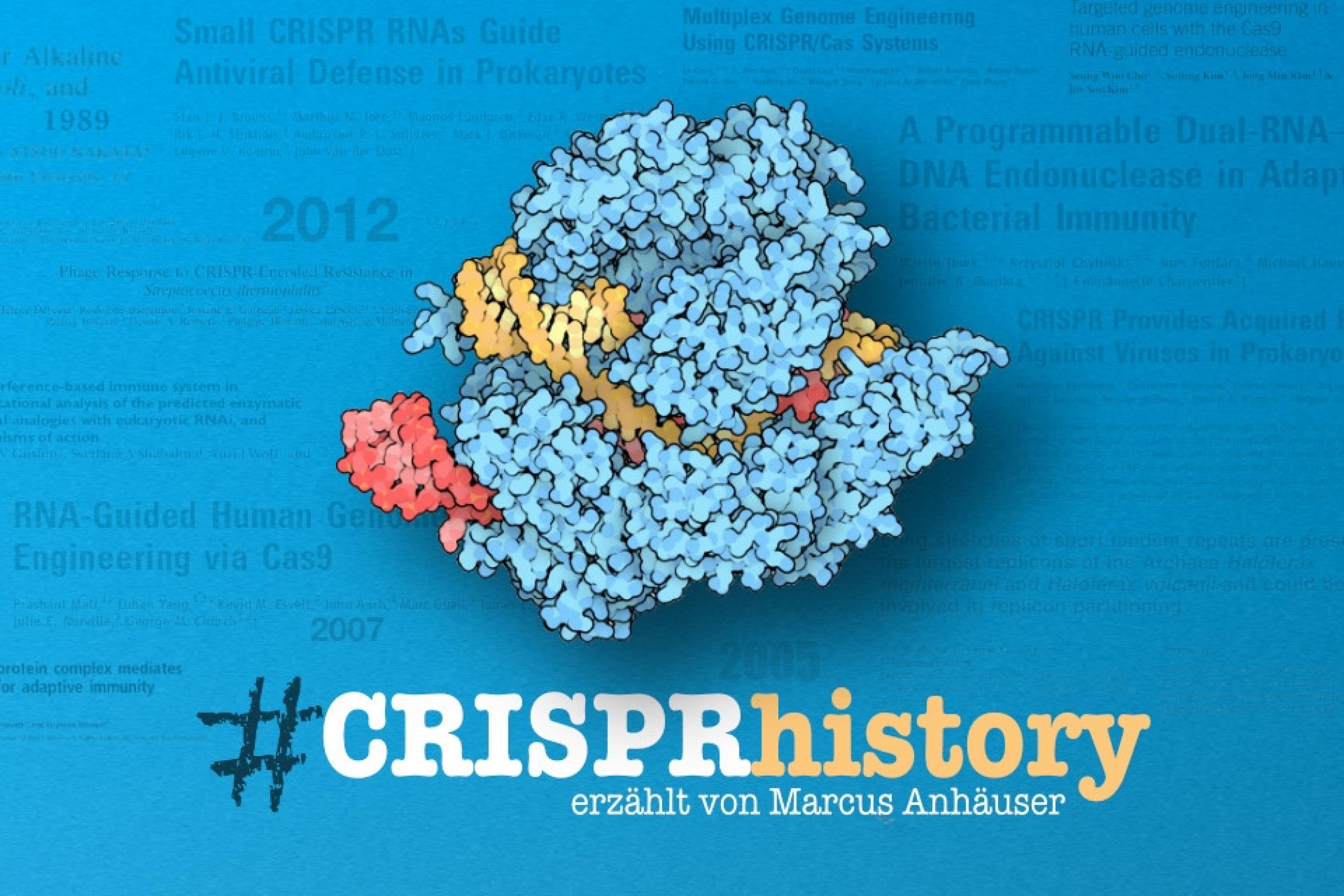 Das Logo der Koralle #CRISPRhistory, das Cas9 Molekül vor blauem Hintergrund mit schwach sichtbaren Titel wichtiger Fachartikel und wichtigen Jahreszahlen. Unter dem Molekül der Schriftzug von #CRISPRhistory und „erzählt von Marcus Anhäuser“