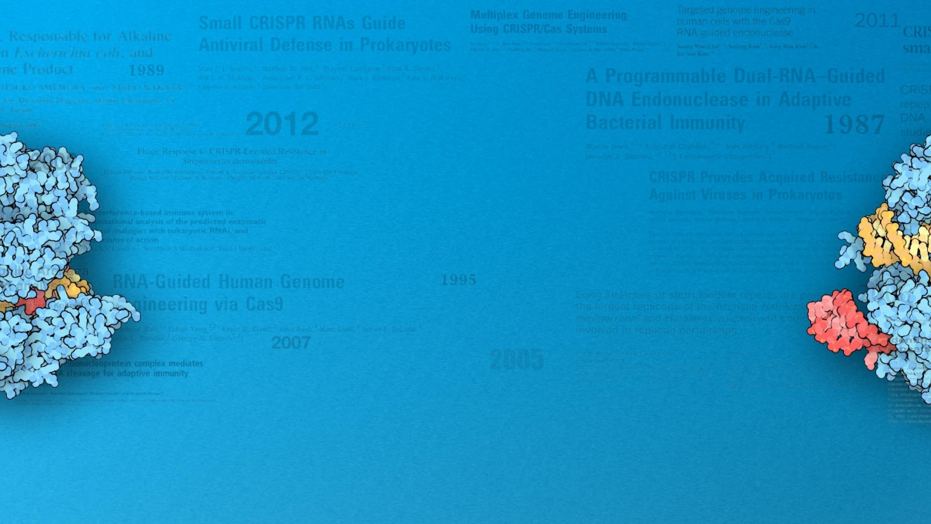 Zwei Grafiken des Cas9-Proteins schweben rechts und links der Mitte vor blauem Hintergrund und wichtigen Titeln und Jahreszahlen der CRISPR-Historie.