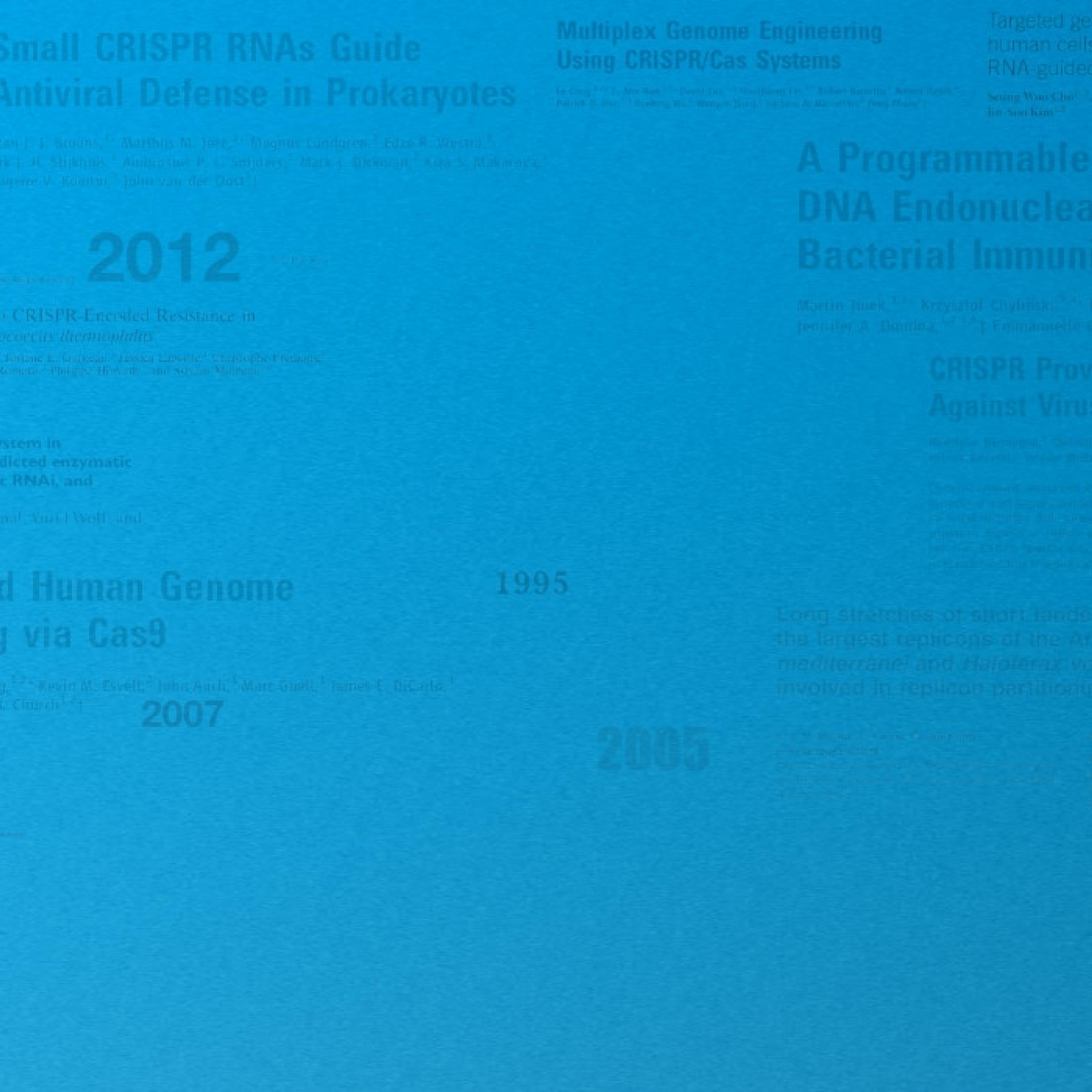Zwei Grafiken des Cas9-Proteins schweben rechts und links der Mitte vor blauem Hintergrund und wichtigen Titeln und Jahreszahlen der CRISPR-Historie.