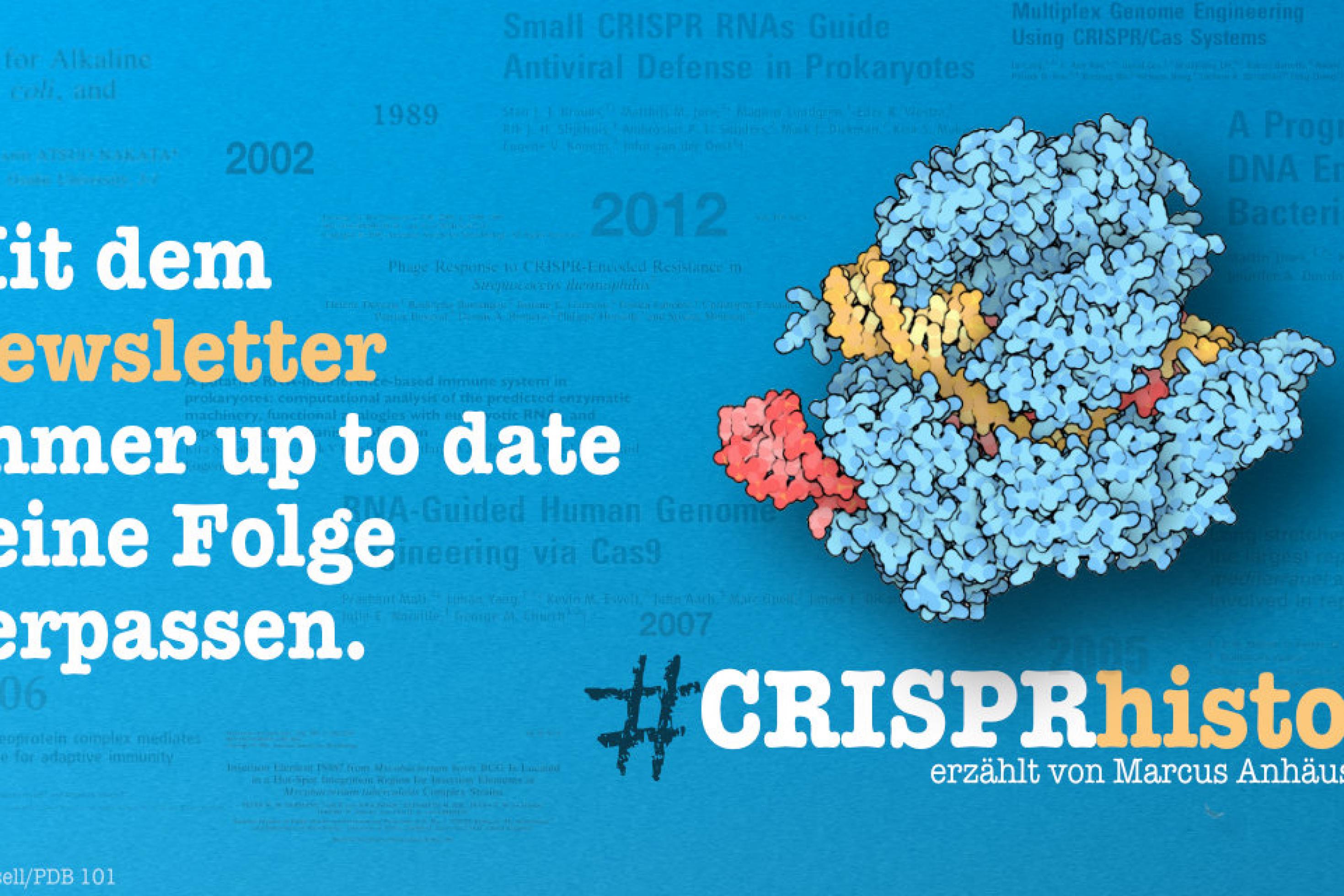 Rechts eine Grafik des Cas9-Moleküls schwebend vor blauem Hintergrund mit wichtigen Titeln und Jahreszahlen der CRISPR-Historie, links die Schrift: Mit dem Newsletter immer up to date keine Folge verpassen.