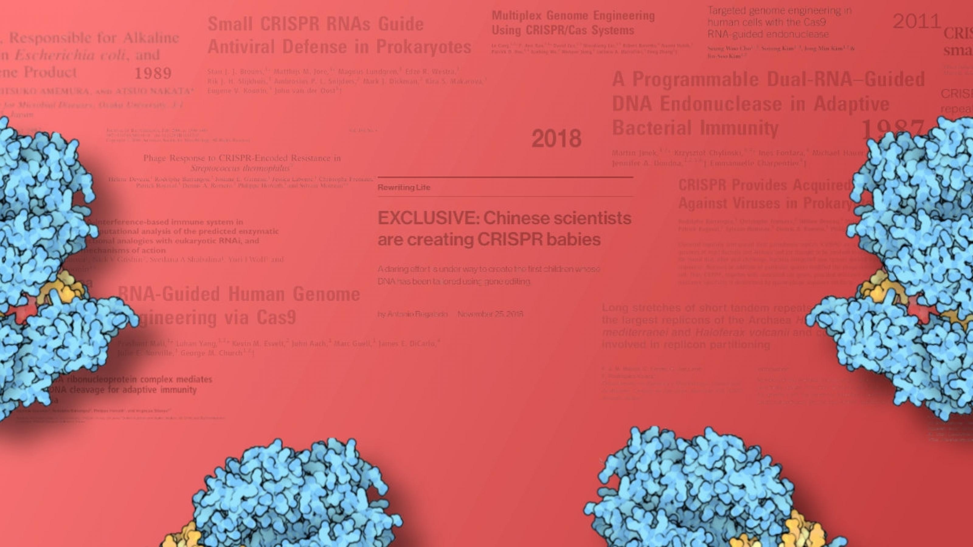 Zwei Grafiken des Cas9-Moleküls schweben links und rechts der Mitte vor rot/braunem Hintergrund vor Titeln und Jahreszahlen wichtiger Fachartikel der CRISPR-Historie.