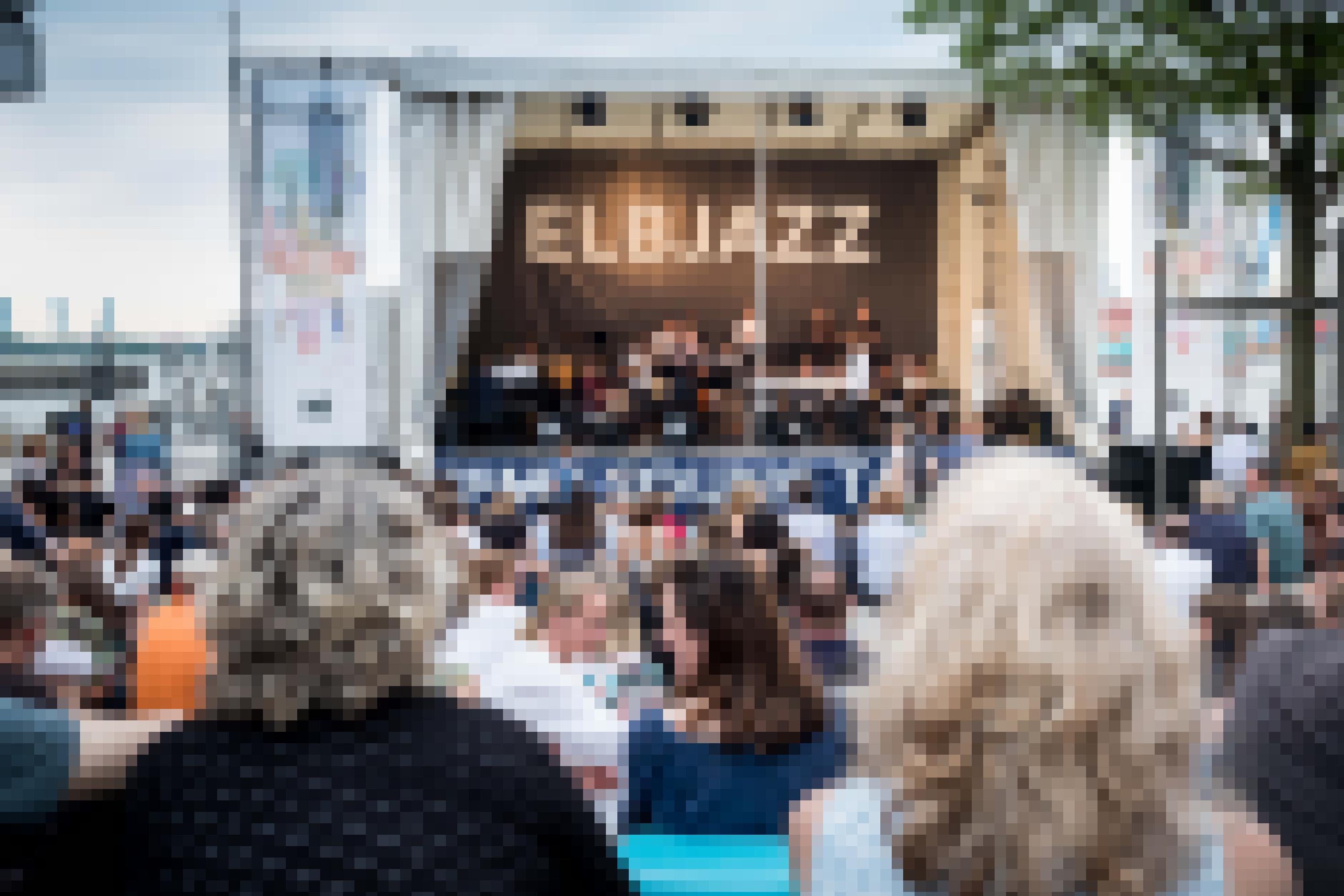 Umsonst & Draußen: Cadenza Collective und die HfMT Big Band auf der Bühne der Hochschule für Musik und Theater auf dem Platz neben der Elbphilharmonie