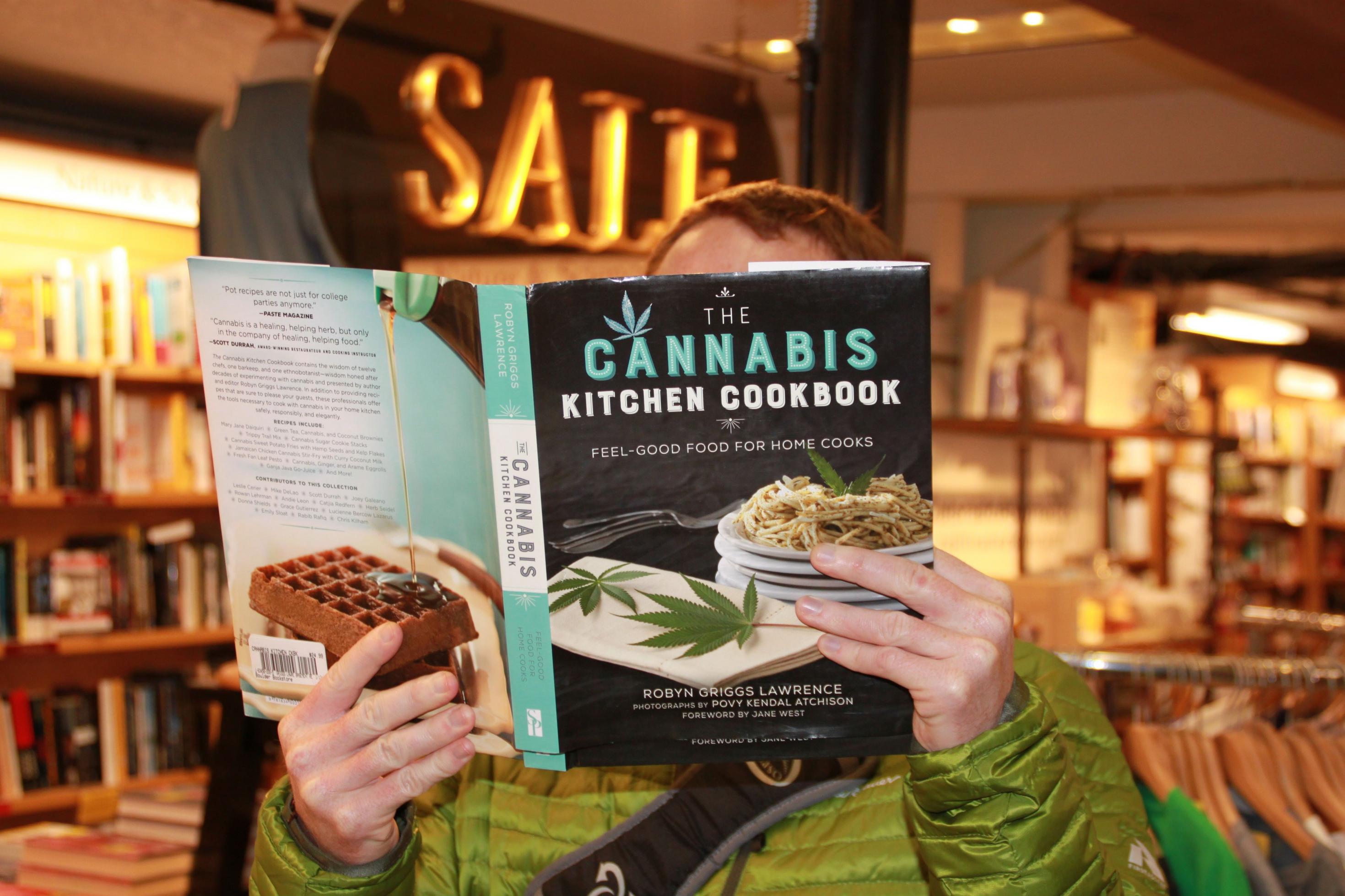 Nahaufnahme eines Kochbuchs mit Cannabis-Rezepten.