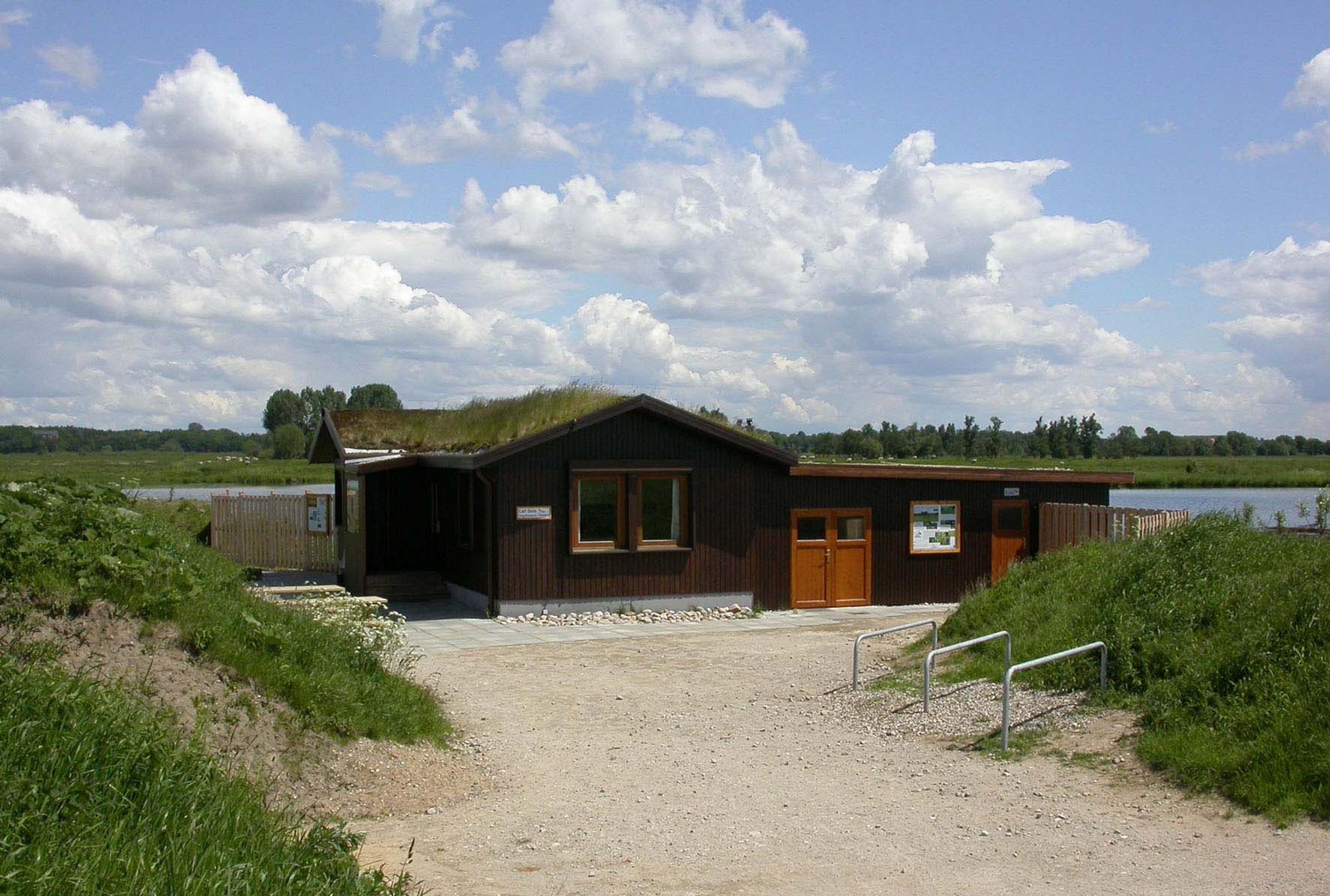 Die Carl-Zeiss-Vogelstation liegt mitten im Naturschutzgebiet Wedeler Marsch, an einem See, der durch den Deichbau entstanden sind. Hier kann man ganzjährig vor allem Wat- und Wasservögel beobachten.