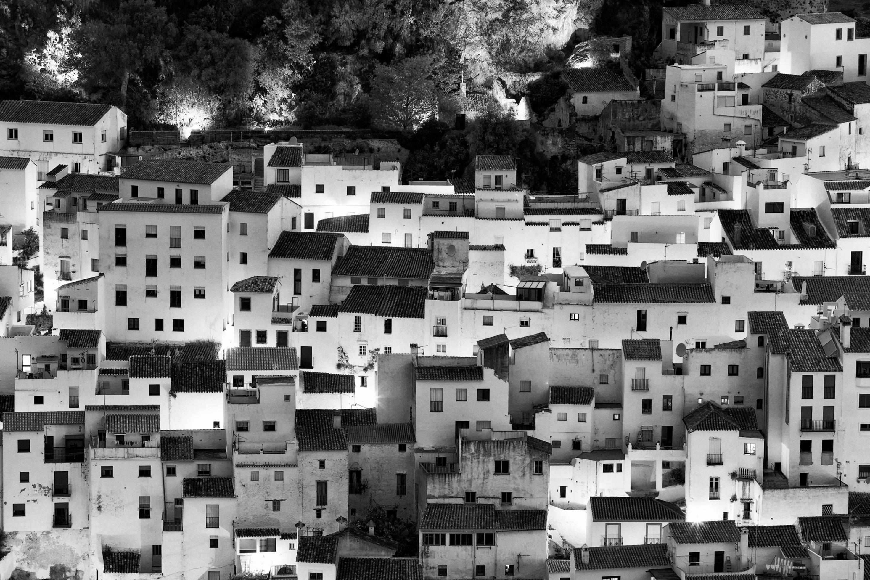 Naechtlicher Blick in Schwarzweiss auf die Dächer des Ortes Casares in Andalusien