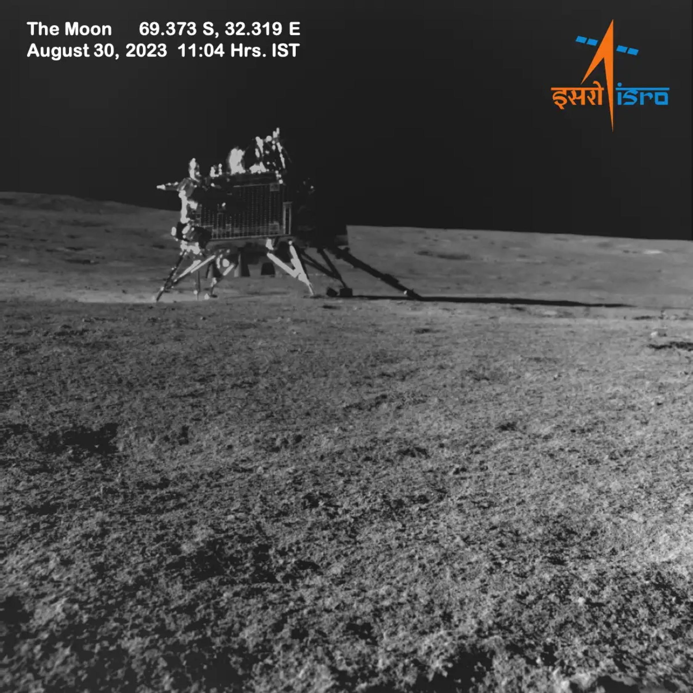 Czarno-białe zdjęcie przedstawia lądownik indyjskiej misji księżycowej Chandrayaan-3 na powierzchni Księżyca, sfotografowany przez łazik.