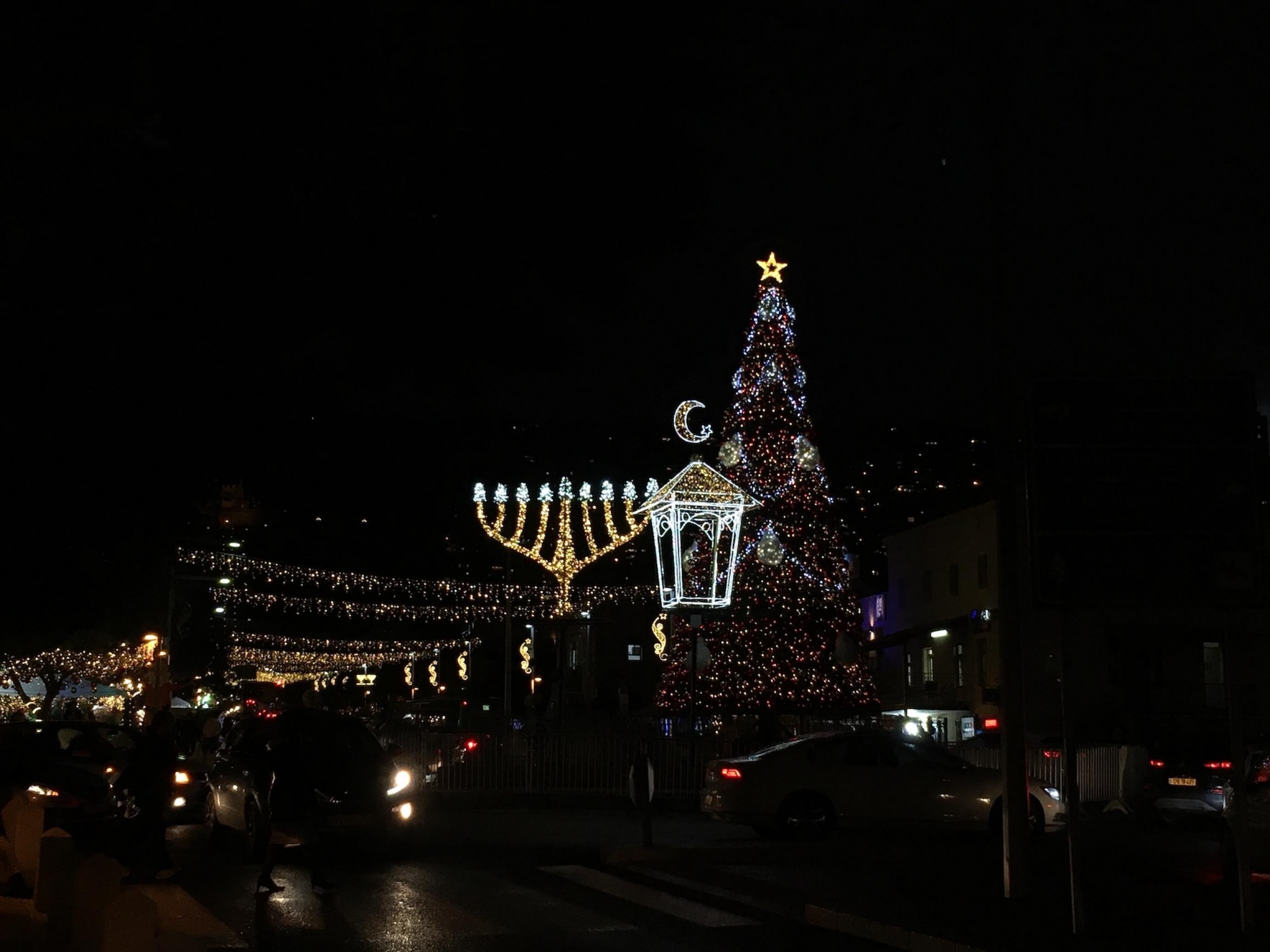Haifa ist die größte „gemischte“ Stadt Israels. Hier leuchten an Weihnachten auch die jüdische Chanukkia in den Straßen und daneben der islamische Halbmond.