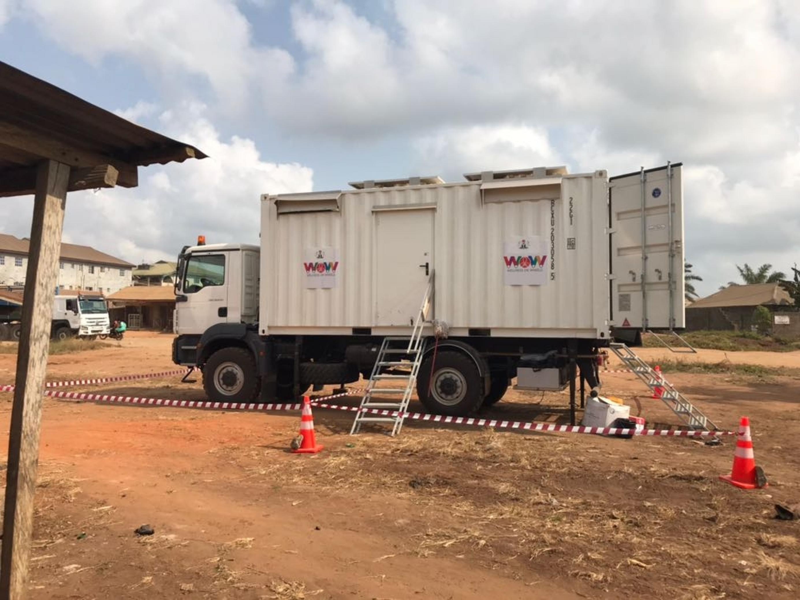 Ein Lkw als mobile Tuberkulose-Kontrolle. Dieses Fahrzeug wird in Nigeria getestet und erreicht auch Städte und Dörfer ohne Arzt oder Krankenhaus. Im Container steckt eine Diagnostikeinheit.