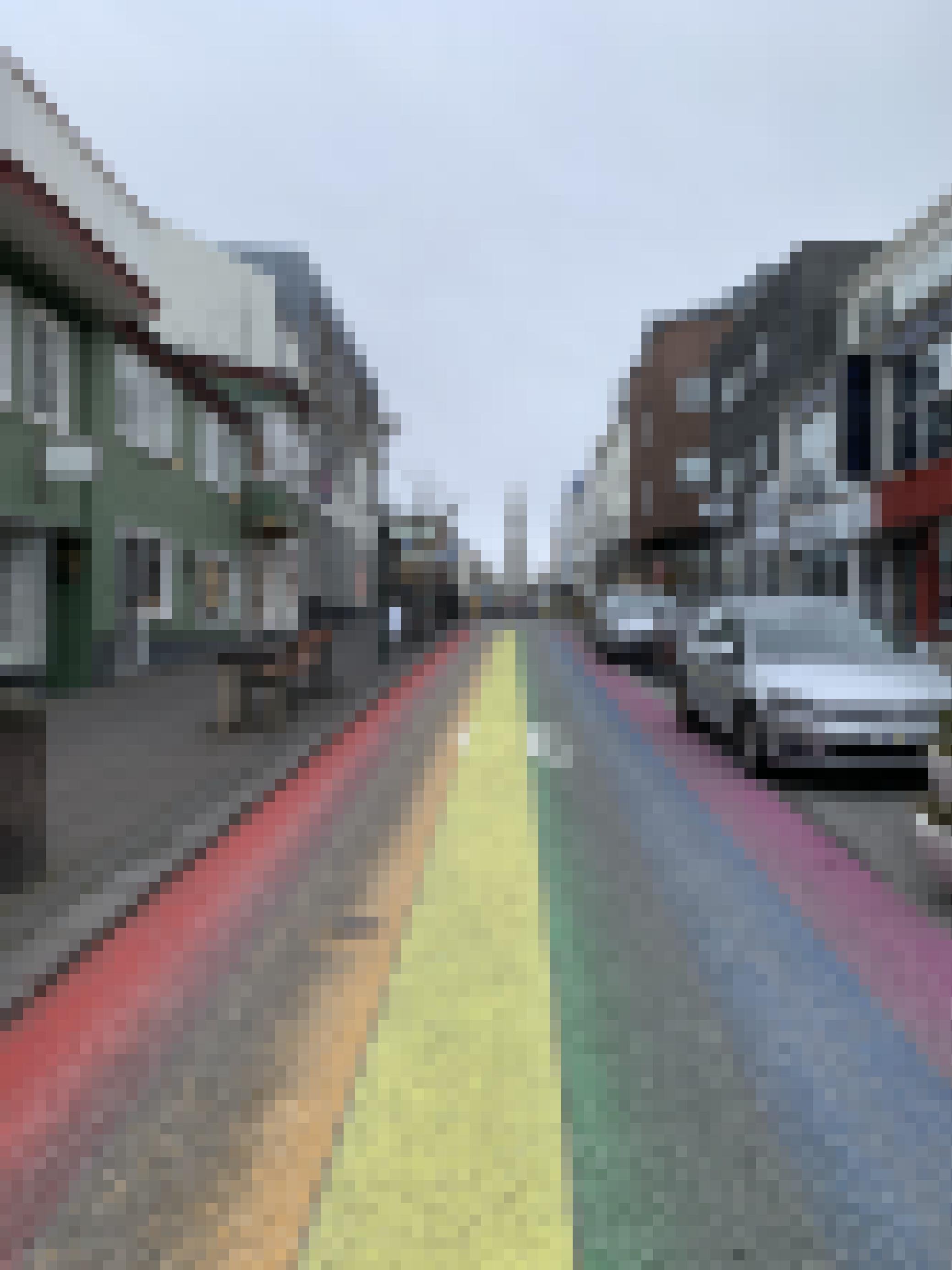Leere Hauptstrasse in Reykjavik mit aufgemalten Regenbogen