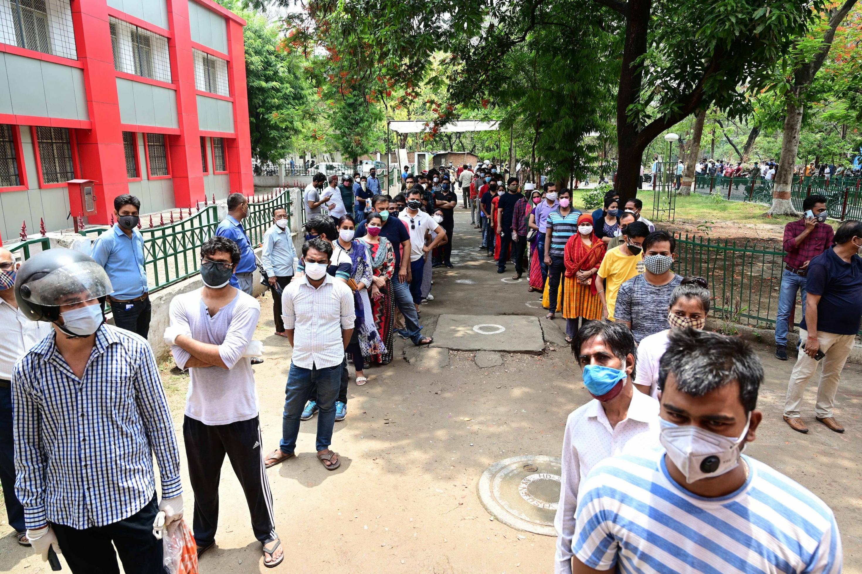 Menschen stehen in einer langen Schlange, um eine Dosis des Corona-Impfstoffs zu erhalten. In Indien grassiert die Mutation B.1.617, die deutlich ansteckender ist als andere Varianten.
