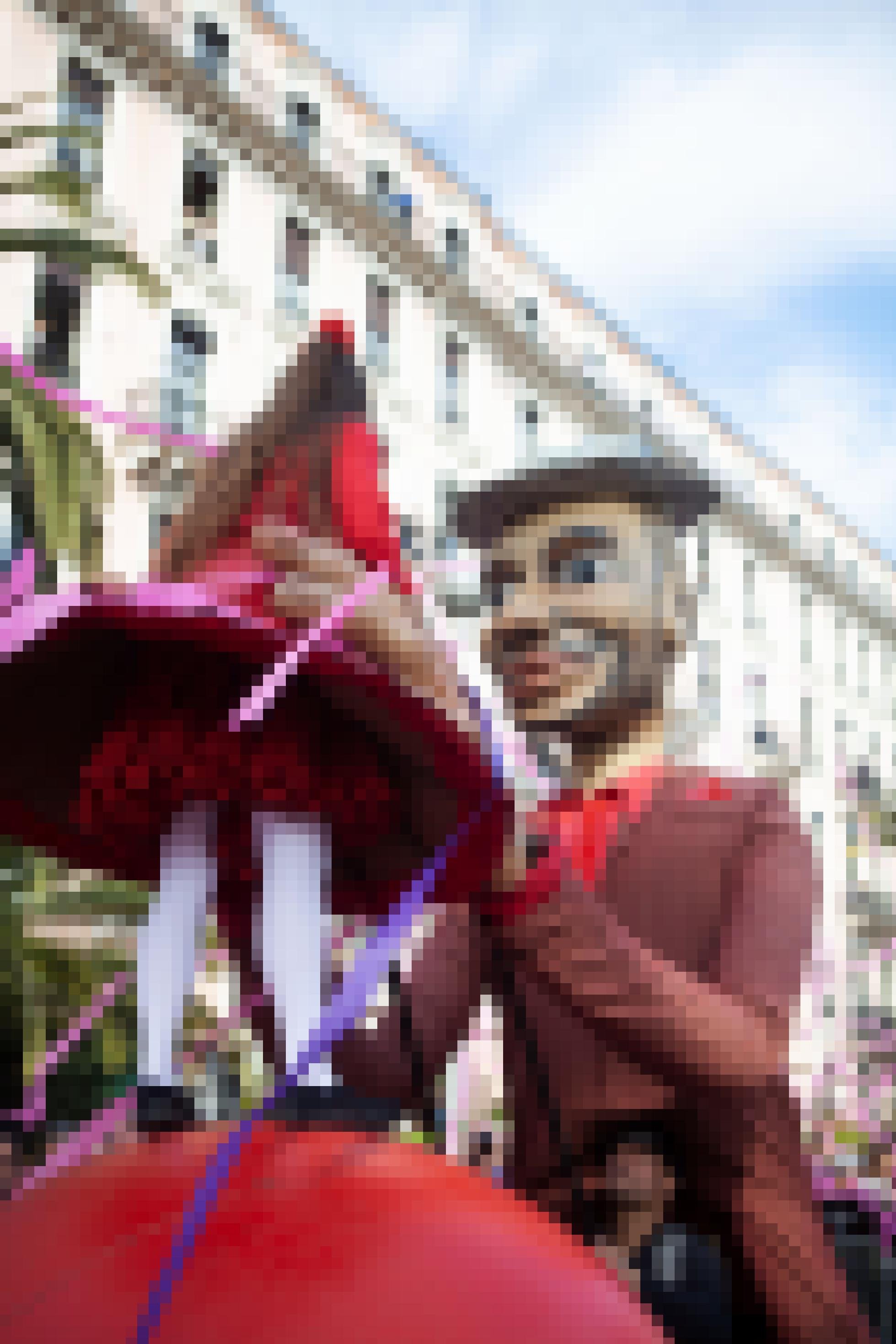 Marionettenartige Figur beim Karnevalsumzug in Nizza